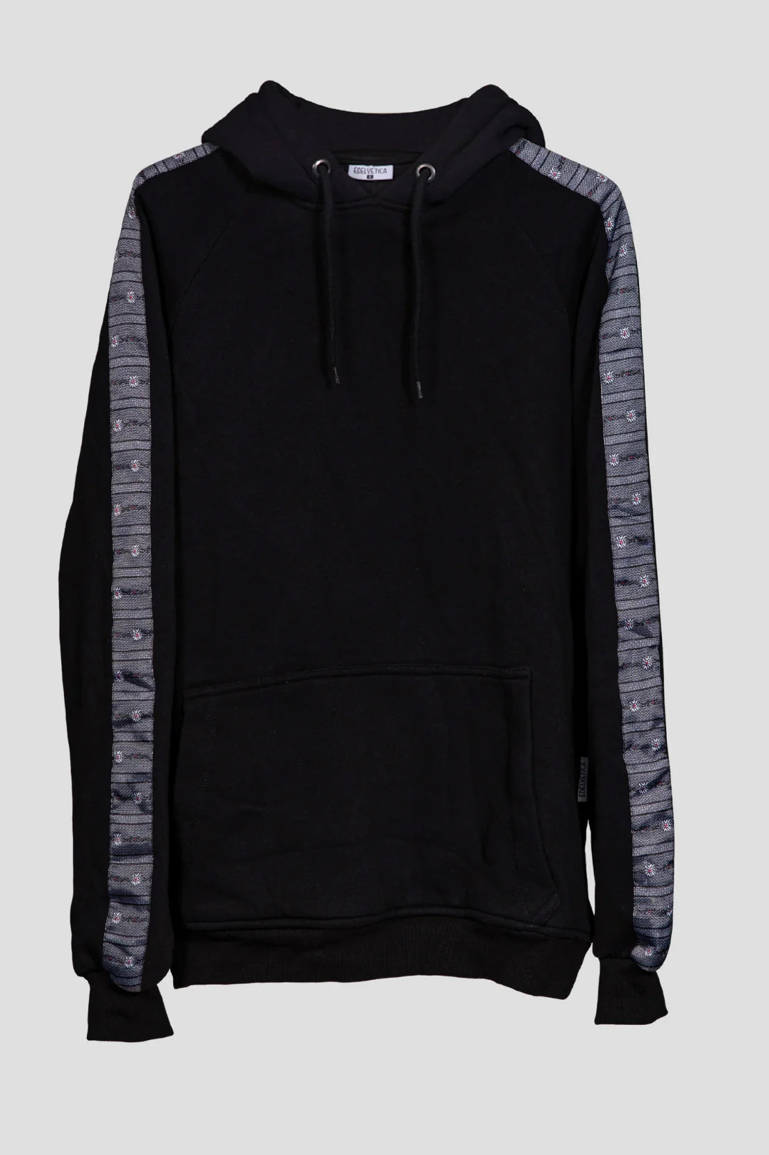 Herren Edelweiss Kapuzenpullover von Edelvetica, eine komfortable und modische Oberbekleidung. Der Pullover ist mit einem auffälligen Edelweiss-Muster verziert, das sowohl Tradition als auch modischen Chic ausstrahlt. Er eignet sich ideal für lässige und stilbewusste Alltagslooks.