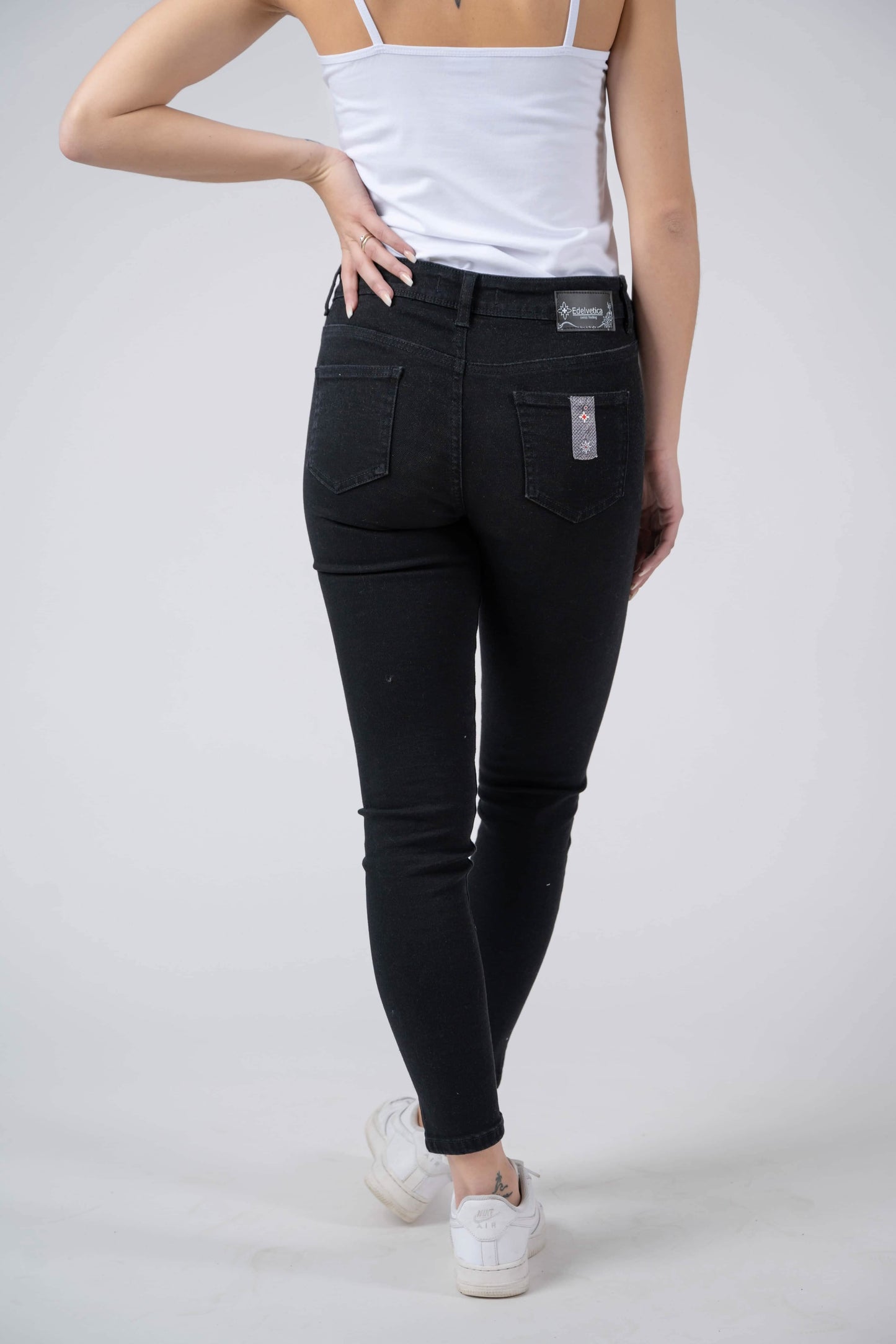 Damen Edelweiss Jeans von Edelvetica, eine modische und vielseitige Jeanshose. Charakterisiert durch einzigartige Edelweiss-Stickereien, die der Jeans eine besondere Note verleihen. Perfekt für einen lässig-eleganten Look, der Tradition und modernen Stil vereint.