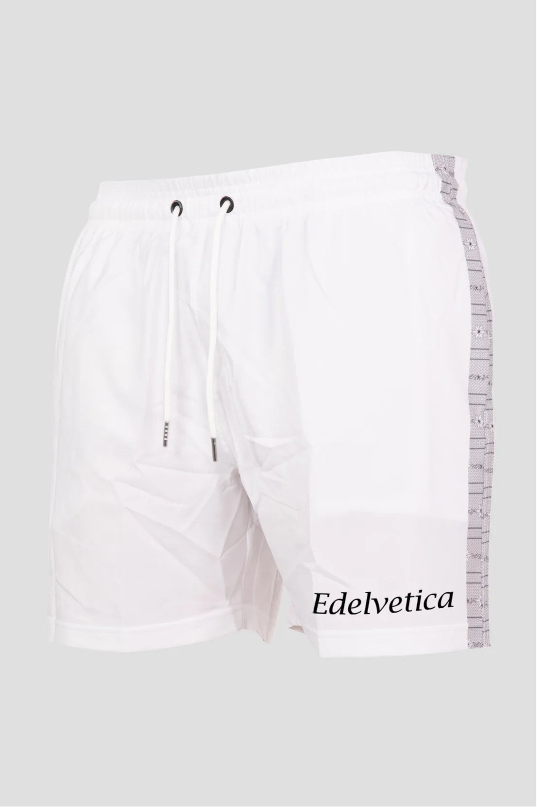 Herren Edelweiss Badehosen mit Streifen von Edelvetica, eine modische und komfortable Wahl für den Strand. Diese Badehosen kombinieren ein klassisches Streifenmuster mit dem charakteristischen Edelweiss-Design, was einen einzigartigen und stilvollen Look schafft. Ideal für Männer, die eine Kombination aus traditionellem Stil und modernem Badekomfort suchen.