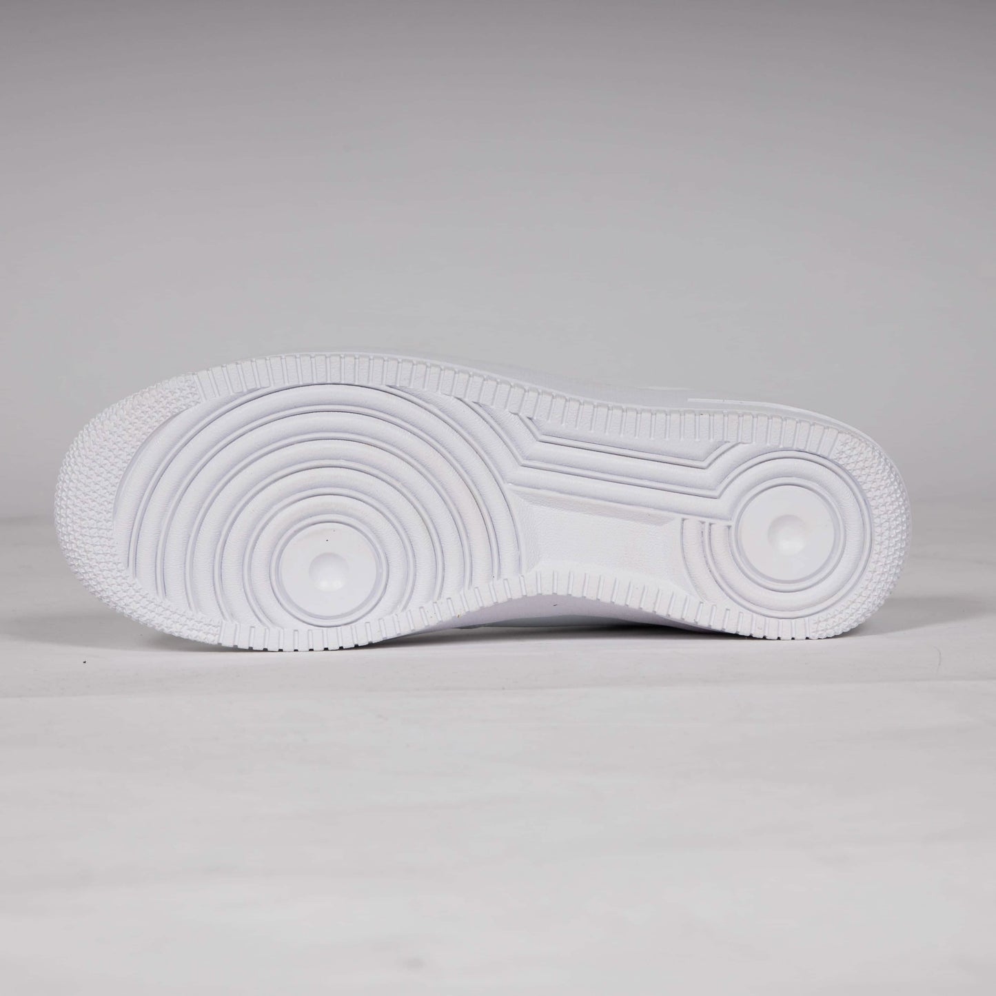 Edelvetica Sneaker, ein modischer und bequemer Schuh für den Alltag. Diese Sneaker kombinieren ein schlichtes und elegantes Design mit Funktionalität, ideal für alle Stilbewussten. Sie sind perfekt für einen lässigen, aber dennoch stilvollen Look, der zu verschiedenen Anlässen passt.