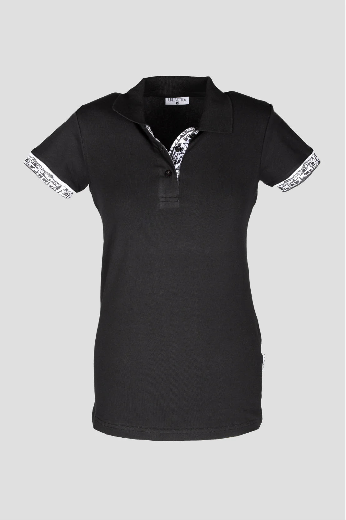 Damen Scherenschnitt Polo-Shirt von Edelvetica, gekennzeichnet durch einzigartige Scherenschnitt-Details am Kragen und den Armabschlüssen. Dieses elegante Polo-Shirt verbindet traditionelle Schweizer Kunst mit modernem Stil und bietet eine stilvolle Option für diverse Anlässe. Perfekt für eine anspruchsvolle Garderobe, die traditionelle Elemente und zeitgenössische Mode vereint.