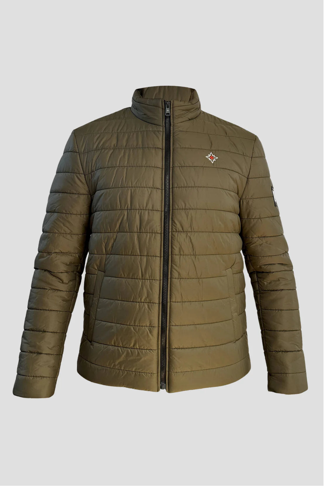 Herren Edelweiss Übergangsjacke von Edelvetica, eine elegante und funktionale Jacke. Sie zeichnet sich durch das charakteristische Edelweiss-Design aus, das stilvolle Akzente setzt. Ideal für die Übergangszeit, vereint die Jacke Komfort mit modischem Ausdruck und eignet sich perfekt für vielseitige Outfits.