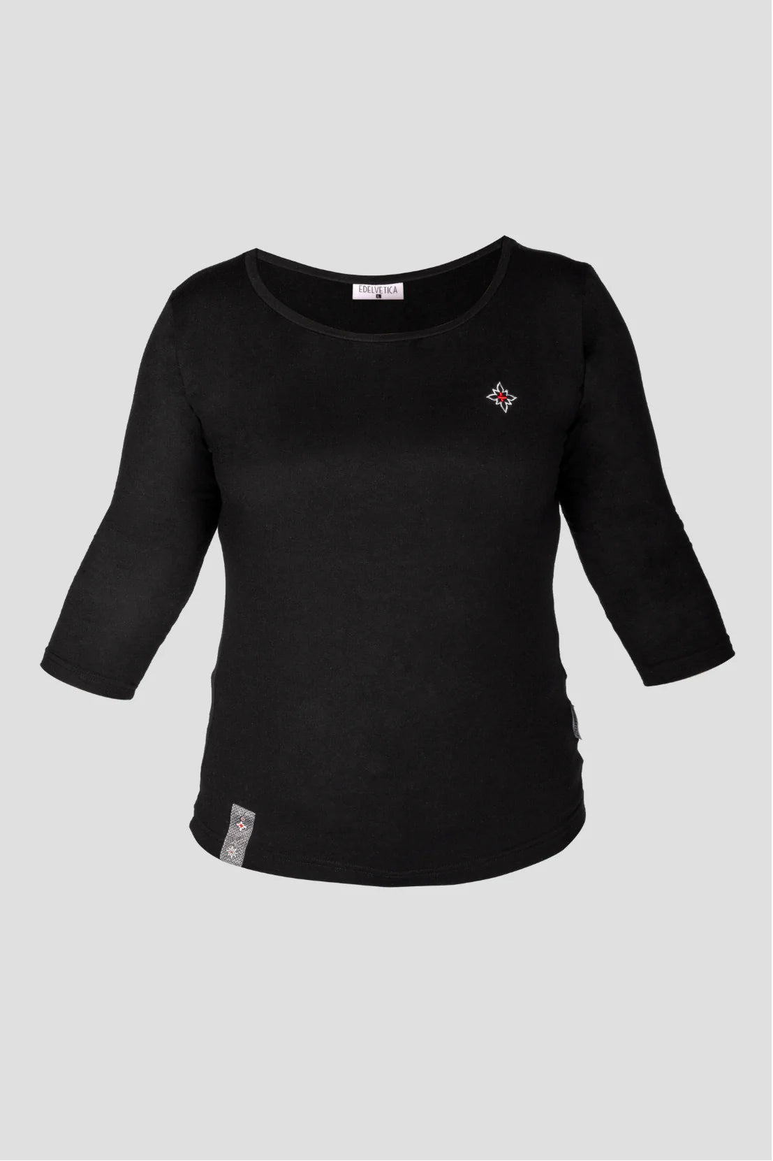 Damen Edelweiss U-Boot-Shirt von Edelvetica, ein modisches und bequemes Kleidungsstück. Dieses Shirt zeichnet sich durch seinen U-Boot-Ausschnitt aus und ist mit einem dezenten Edelweiss-Muster verziert. Es kombiniert Eleganz mit einem Hauch von Schweizer Tradition, ideal für einen entspannten, aber stilvollen Look.