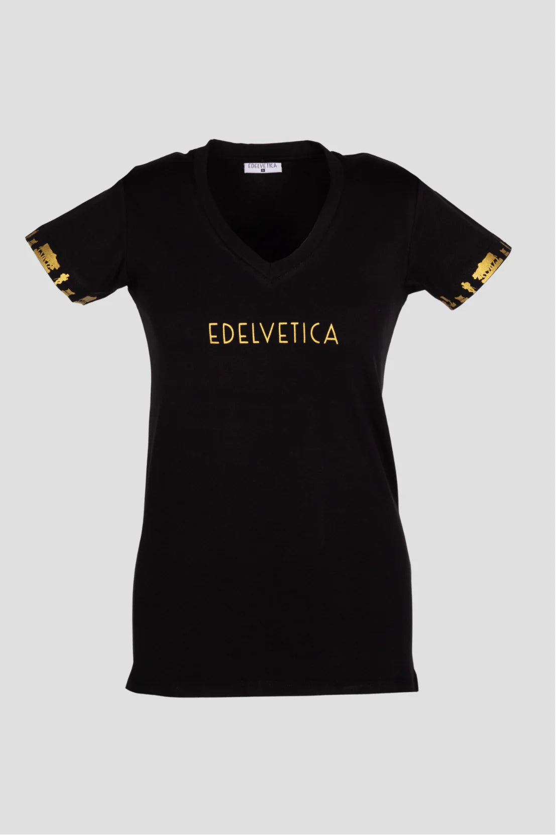 Damen Shirt 'Alpaufzug' von Edelvetica, das traditionelle Schweizer Kultur mit modernem Design verbindet. Das Shirt zeigt eine Darstellung des Alpaufzugs, einem traditionellen Schweizer Ereignis, das den Beginn des Alpsommers markiert. Es kombiniert Komfort und Stil, ideal für alltägliche oder besondere Anlässe.