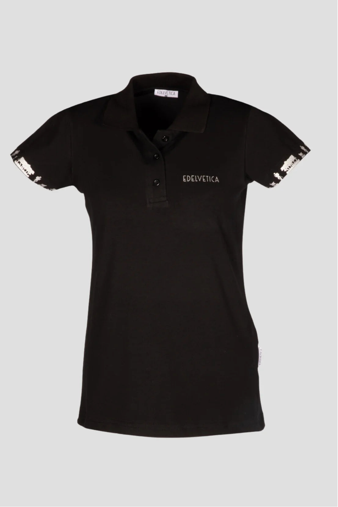 Damen Polo-Shirt 'Alpaufzug' von Edelvetica, das traditionelle Schweizer Motive mit modernem Poloshirt-Design kombiniert. Das Shirt zeigt eine detailreiche Darstellung des Alpaufzugs, einem kulturell bedeutsamen Ereignis in der Schweiz. Es ist ideal für einen lässigen, doch kulturell inspirierten Look, der sowohl Alltagstauglichkeit als auch ein einzigartiges Designelement bietet.