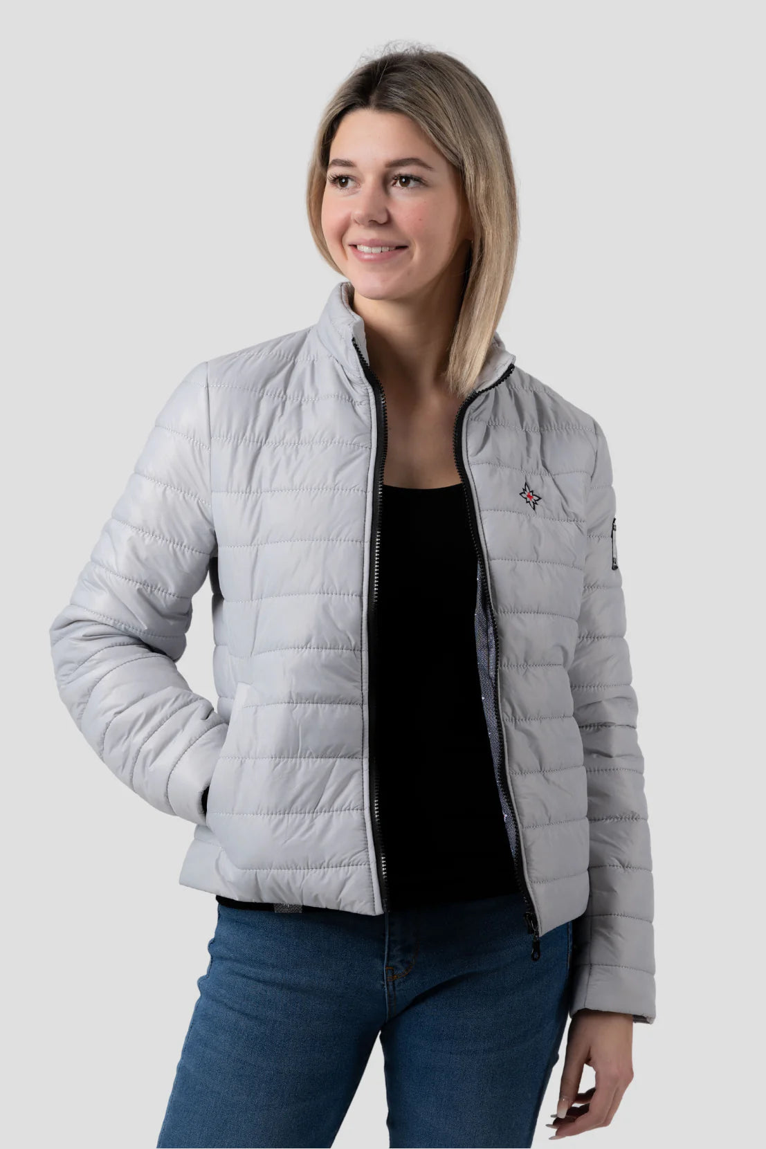 Damen Edelweiss Übergangsjacke von Edelvetica, eine elegante und funktionale Jacke. Sie zeichnet sich durch das charakteristische Edelweiss-Design aus, das stilvolle Akzente setzt. Ideal für die Übergangszeit, vereint die Jacke Komfort mit modischem Ausdruck und eignet sich perfekt für vielseitige Outfits.