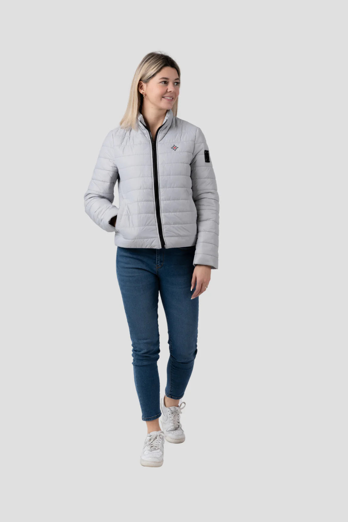 Damen Edelweiss Übergangsjacke von Edelvetica, eine elegante und funktionale Jacke. Sie zeichnet sich durch das charakteristische Edelweiss-Design aus, das stilvolle Akzente setzt. Ideal für die Übergangszeit, vereint die Jacke Komfort mit modischem Ausdruck und eignet sich perfekt für vielseitige Outfits.