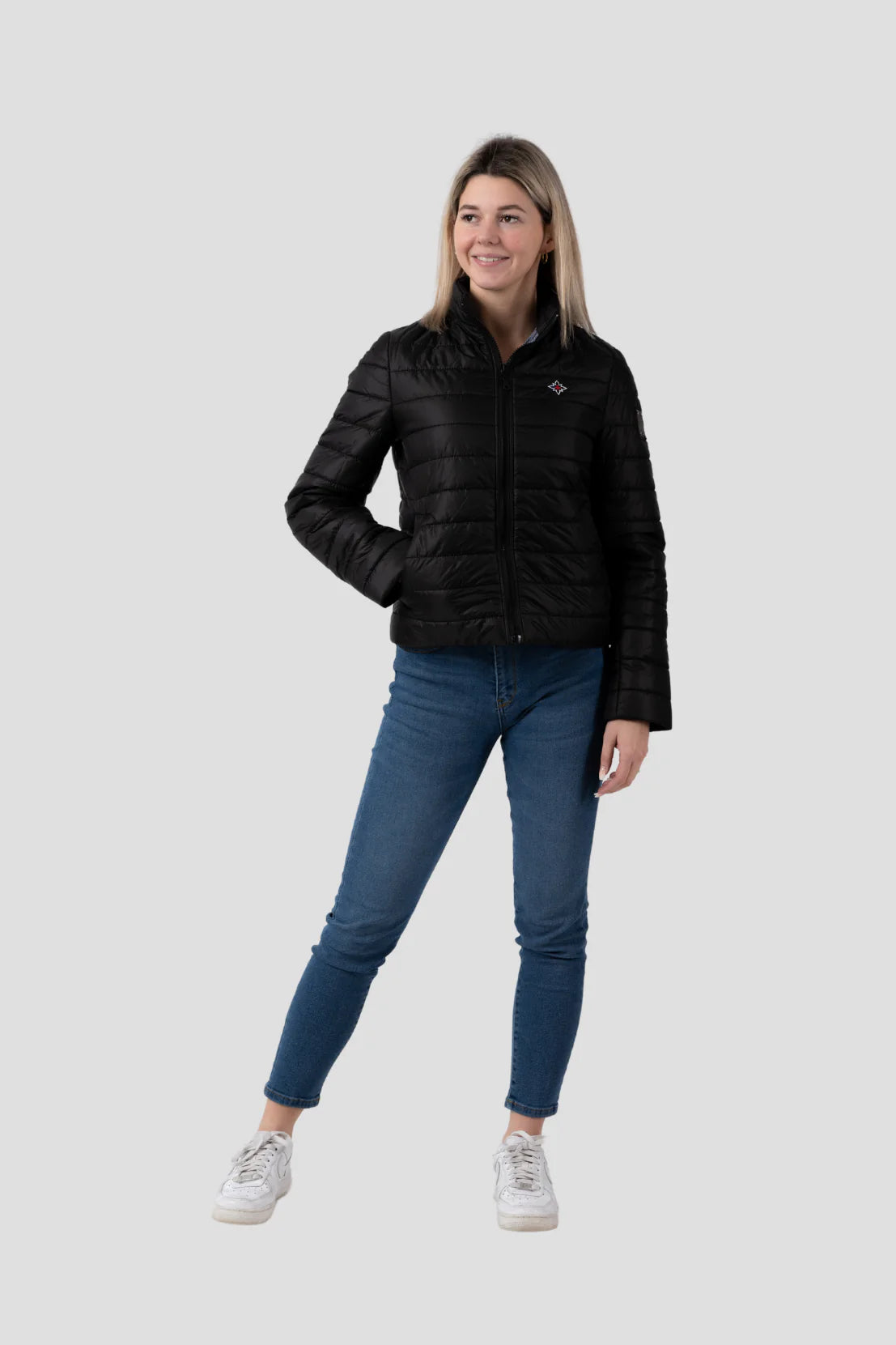 Damen Edelweiss Übergangsjacke von Edelvetica, eine elegante und funktionale Jacke. Sie zeichnet sich durch das charakteristische Edelweiss-Design aus, das stilvolle Akzente setzt. Ideal für die Übergangszeit, vereint die Jacke Komfort mit modischem Ausdruck und eignet sich perfekt für vielseitige Outfits.