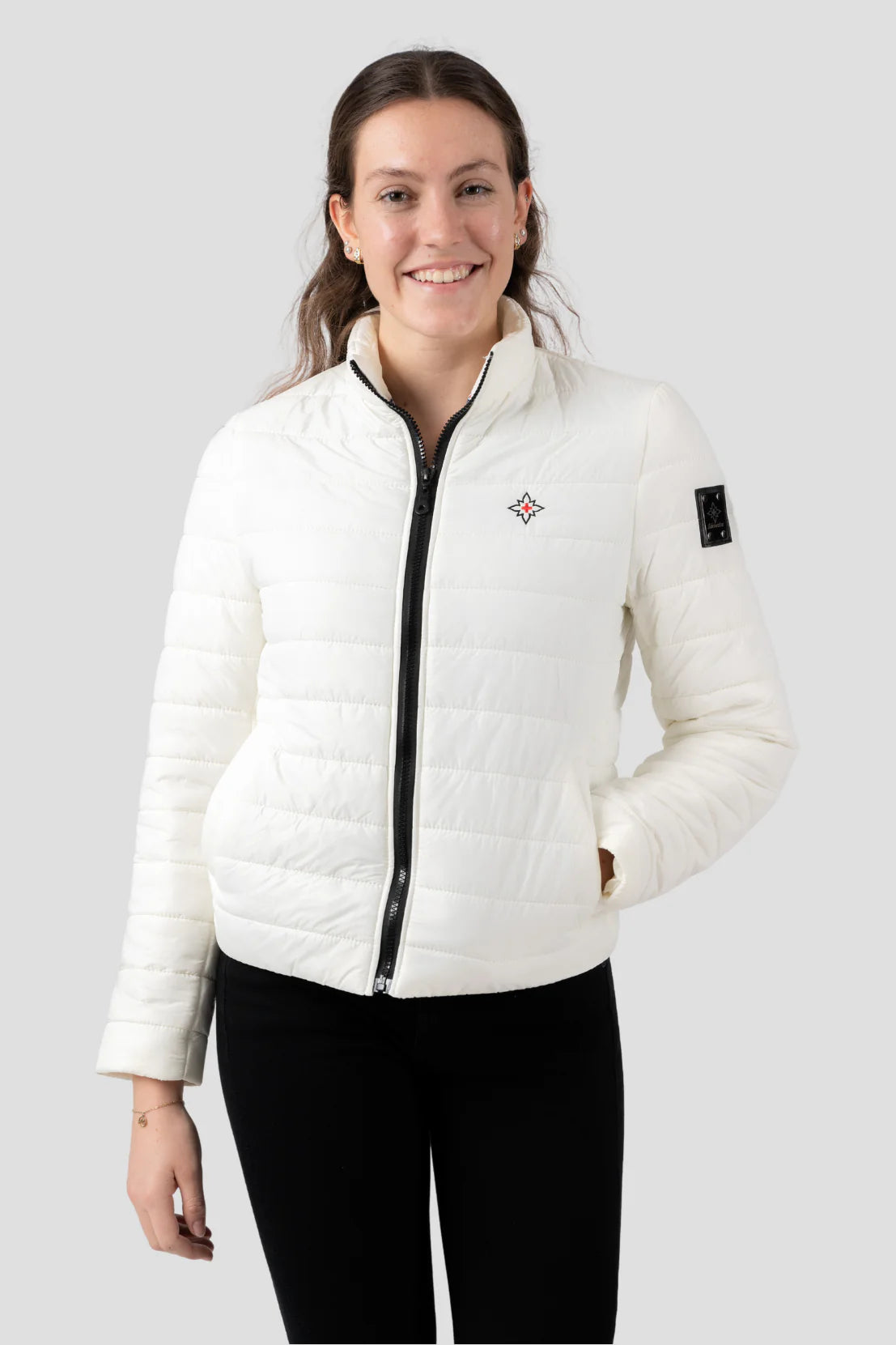 Damen Edelweiss Übergangsjacke von Edelvetica, eine elegante und funktionale Jacke. Sie zeichnet sich durch das charakteristische Edelweiss-Design aus, das stilvolle Akzente setzt. Ideal für die Übergangszeit, vereint die Jacke Komfort mit modischem Ausdruck und eignet sich perfekt für vielseitige Outfits.