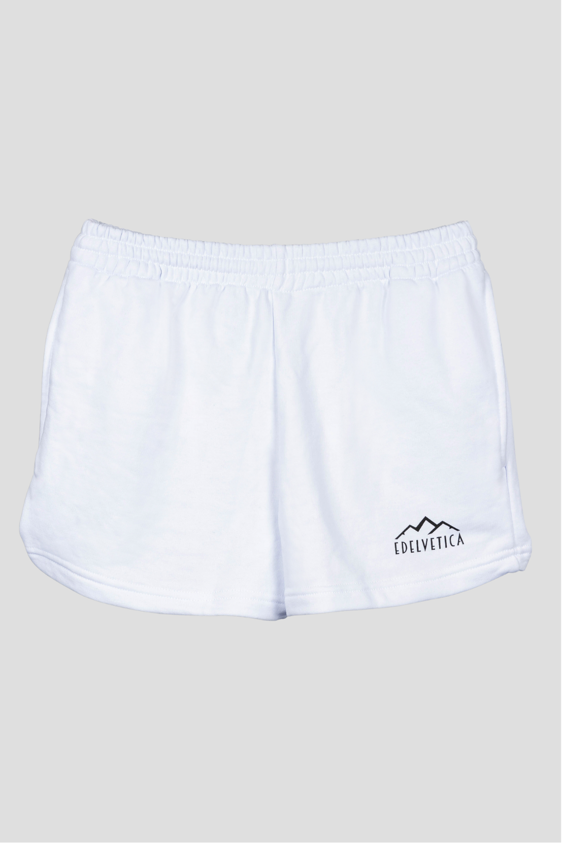 Damen Shorts von Edelvetica mit Edelweiss-Abschluss und Logo, eine modische und praktische Wahl für Freizeitaktivitäten. Diese Shorts zeichnen sich durch ein charakteristisches Edelweiss-Muster am Abschluss und das Edelvetica-Logo aus, was einen Hauch von alpiner Eleganz und Markenidentität verleiht. Ideal für Frauen, die lässige, aber stilvolle Kleidung schätzen.