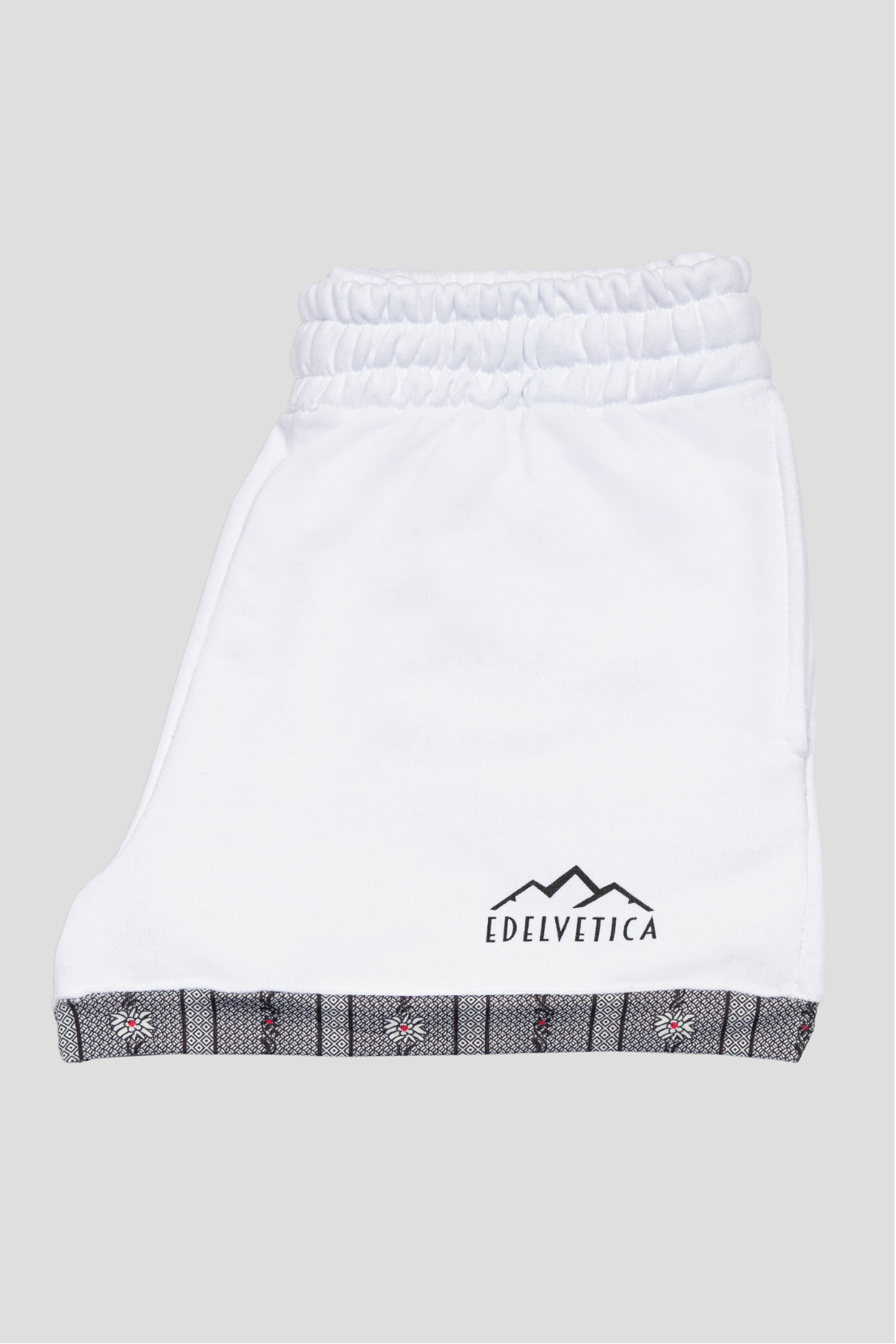 Damen Shorts von Edelvetica mit Edelweiss-Abschluss und Logo, eine modische und praktische Wahl für Freizeitaktivitäten. Diese Shorts zeichnen sich durch ein charakteristisches Edelweiss-Muster am Abschluss und das Edelvetica-Logo aus, was einen Hauch von alpiner Eleganz und Markenidentität verleiht. Ideal für Frauen, die lässige, aber stilvolle Kleidung schätzen.