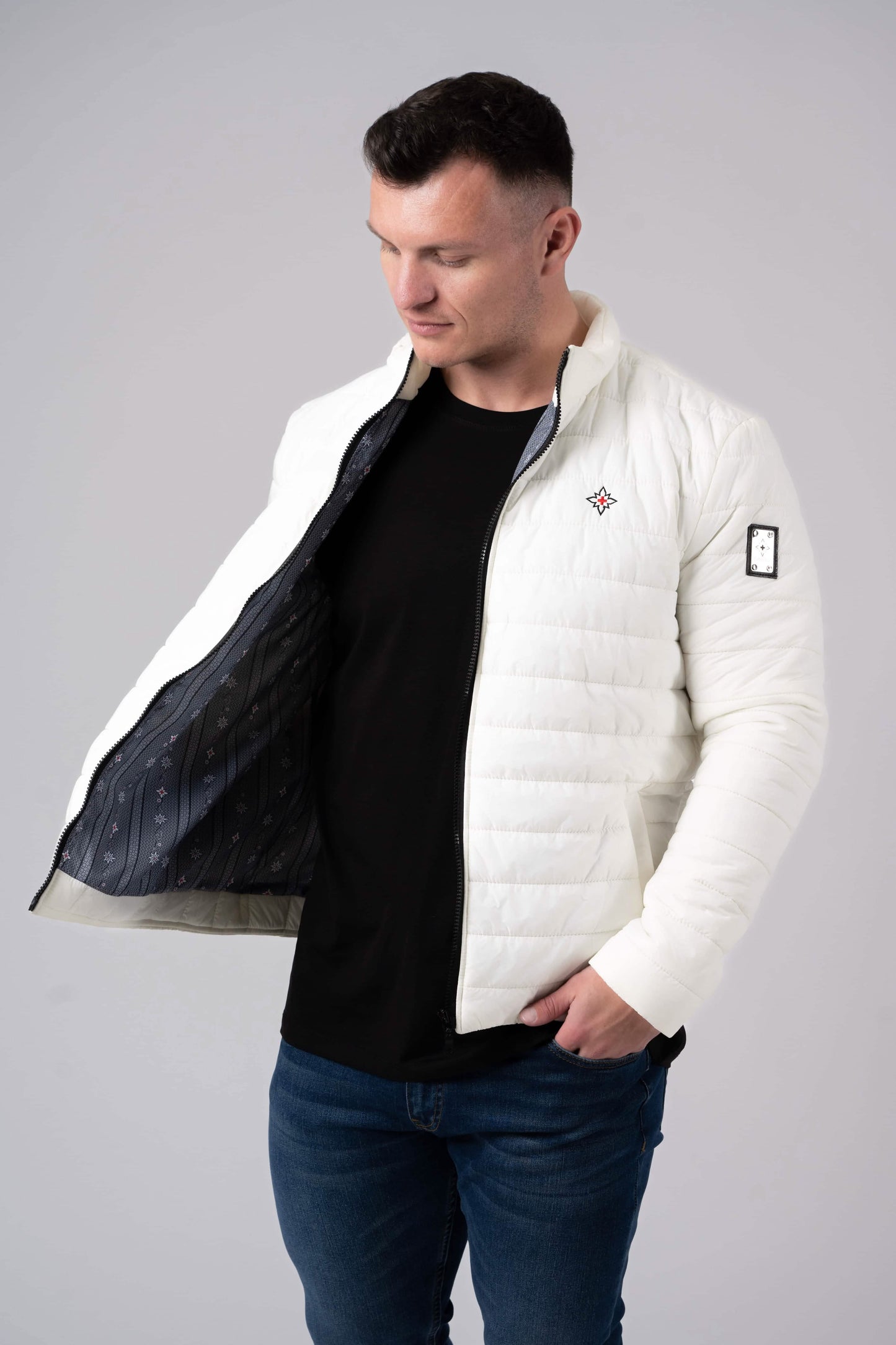 Herren Edelweiss Übergangsjacke von Edelvetica, eine elegante und funktionale Jacke. Sie zeichnet sich durch das charakteristische Edelweiss-Design aus, das stilvolle Akzente setzt. Ideal für die Übergangszeit, vereint die Jacke Komfort mit modischem Ausdruck und eignet sich perfekt für vielseitige Outfits.