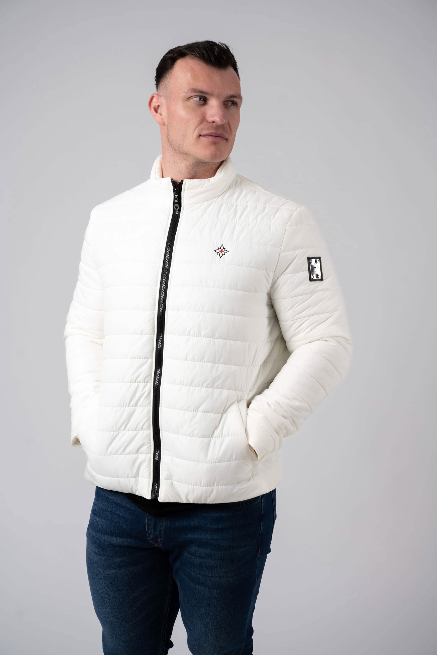 Herren Edelweiss Übergangsjacke von Edelvetica, eine elegante und funktionale Jacke. Sie zeichnet sich durch das charakteristische Edelweiss-Design aus, das stilvolle Akzente setzt. Ideal für die Übergangszeit, vereint die Jacke Komfort mit modischem Ausdruck und eignet sich perfekt für vielseitige Outfits.