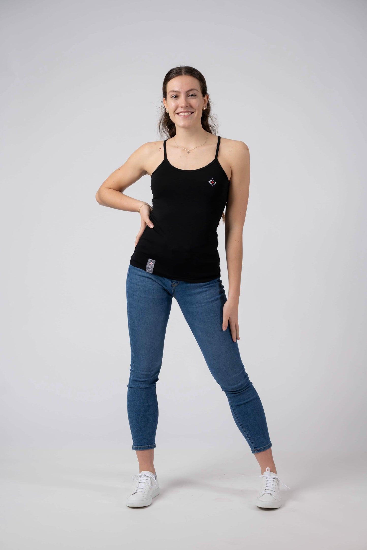 Damen Edelweiss Spaghetti-Top von Edelvetica, ein elegantes und sommerliches Kleidungsstück. Dieses Top zeichnet sich durch ein feines Edelweiss-Muster aus und bietet einen leichten und luftigen Tragekomfort. Ideal für warme Tage, kombiniert es schweizerische Tradition mit einem femininen und modernen Stil.