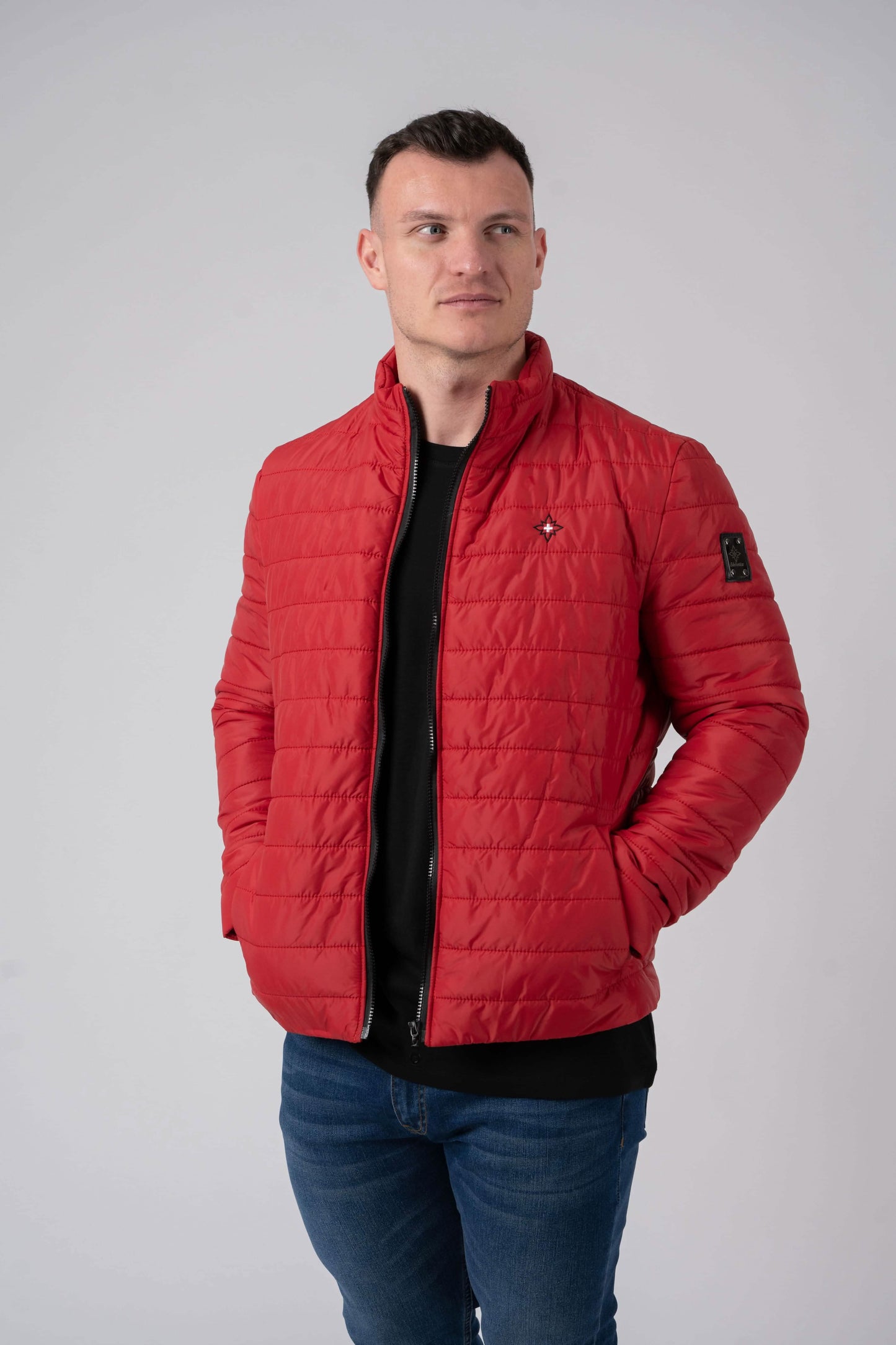 Herren Edelweiss Übergangsjacke von Edelvetica, eine elegante und funktionale Jacke. Sie zeichnet sich durch das charakteristische Edelweiss-Design aus, das stilvolle Akzente setzt. Ideal für die Übergangszeit, vereint die Jacke Komfort mit modischem Ausdruck und eignet sich perfekt für vielseitige Outfits.