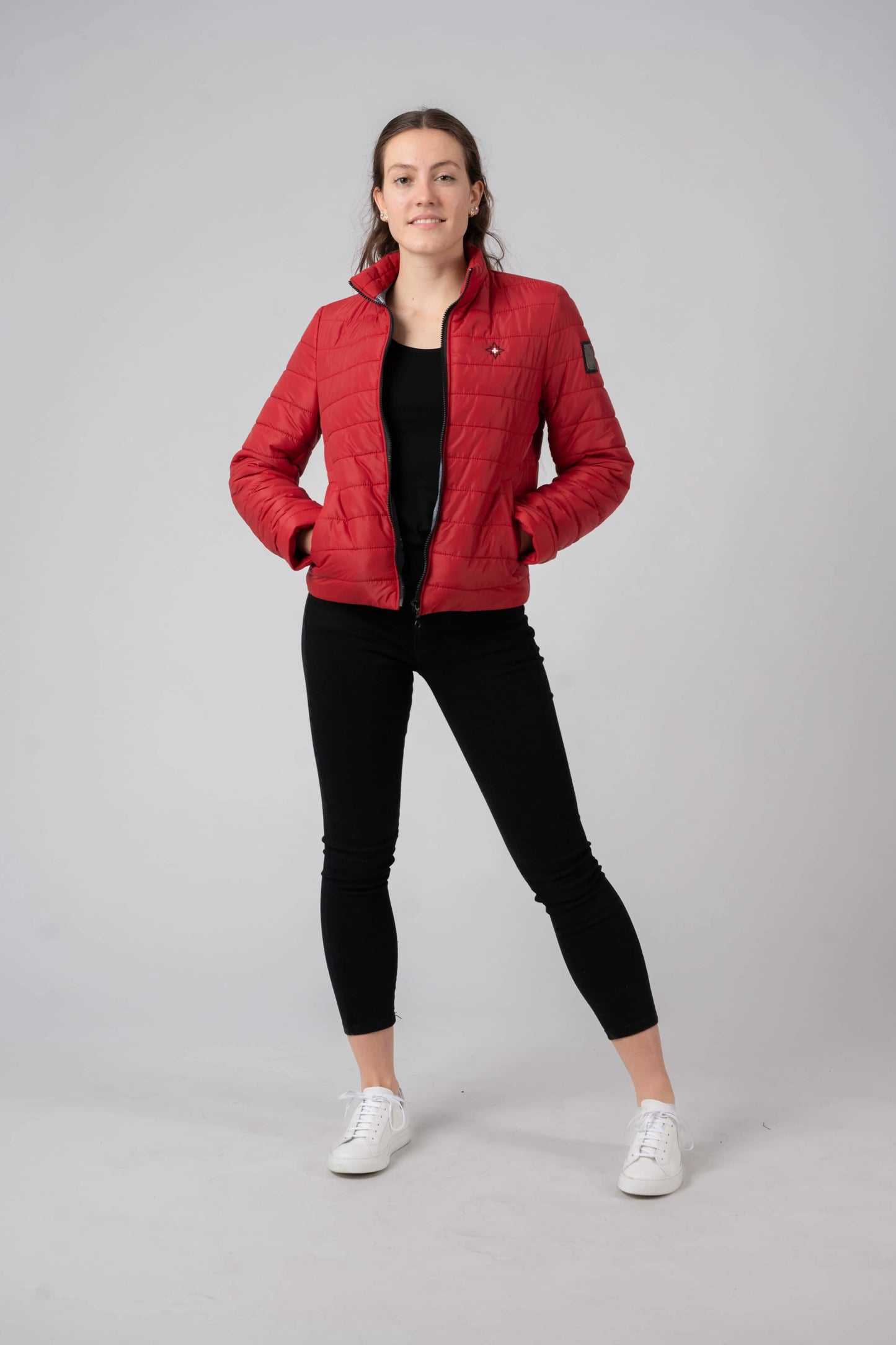 Damen Edelweiss Übergangsjacke von Edelvetica, eine elegante und funktionale Jacke. Sie zeichnet sich durch das charakteristische Edelweiss-Design aus, das stilvolle Akzente setzt. Ideal für die Übergangszeit, vereint die Jacke Komfort mit modischem Ausdruck und eignet sich perfekt für vielseitige Outfits.