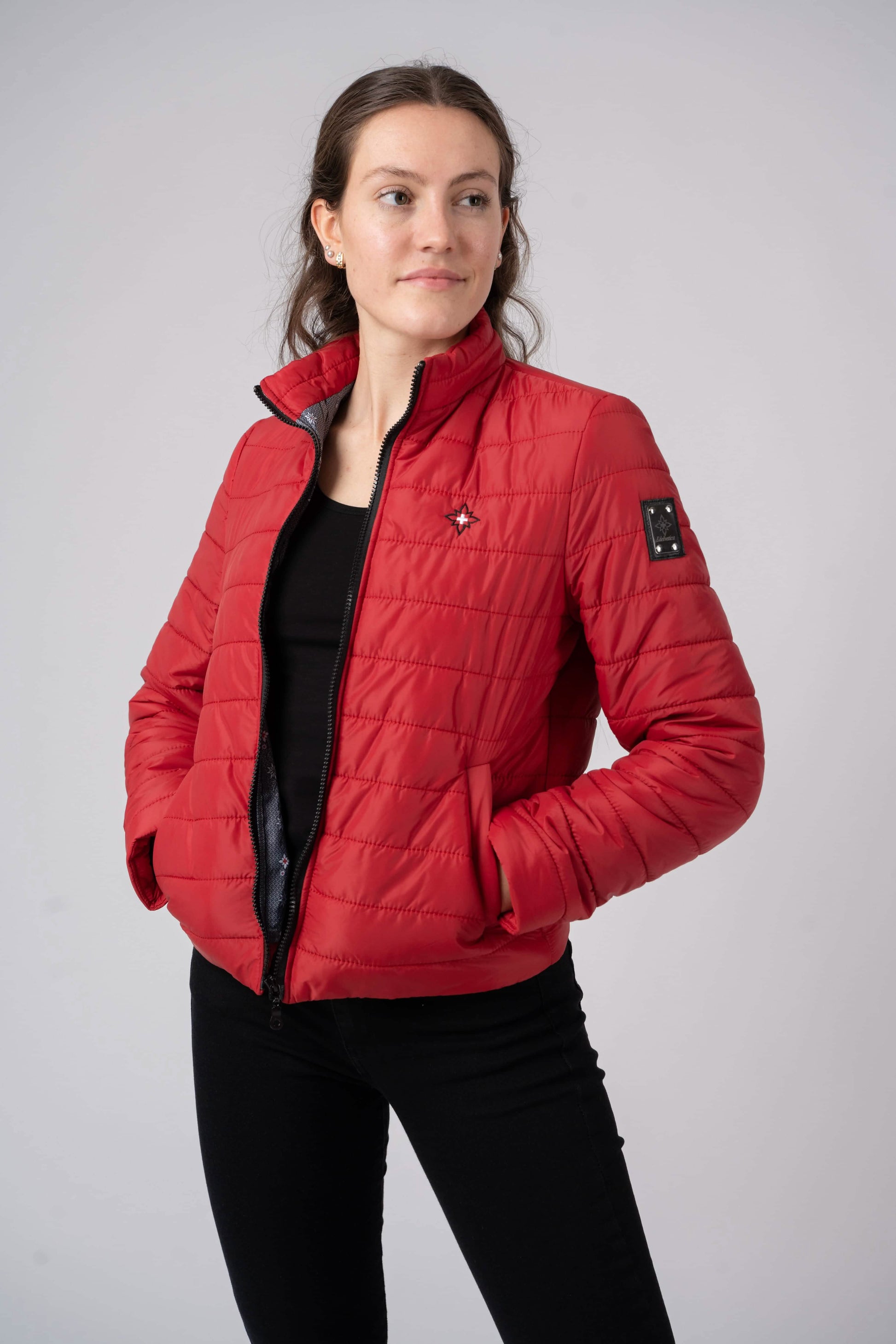 Damen Edelweiss Übergangsjacke von Edelvetica, eine elegante und funktionale Jacke. Sie zeichnet sich durch das charakteristische Edelweiss-Design aus, das stilvolle Akzente setzt. Ideal für die Übergangszeit, vereint die Jacke Komfort mit modischem Ausdruck und eignet sich perfekt für vielseitige Outfits.