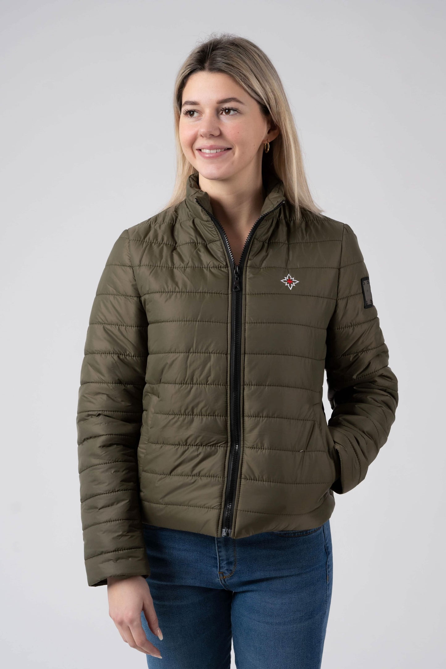 Damen Edelweiss Übergangsjacke von Edelvetica, eine elegante und funktionale Jacke. Sie zeichnet sich durch das charakteristische Edelweiss-Design aus, das stilvolle Akzente setzt. Ideal für die Übergangszeit, vereint die Jacke Komfort mit modischem Ausdruck und eignet sich perfekt für vielseitige Outfits.