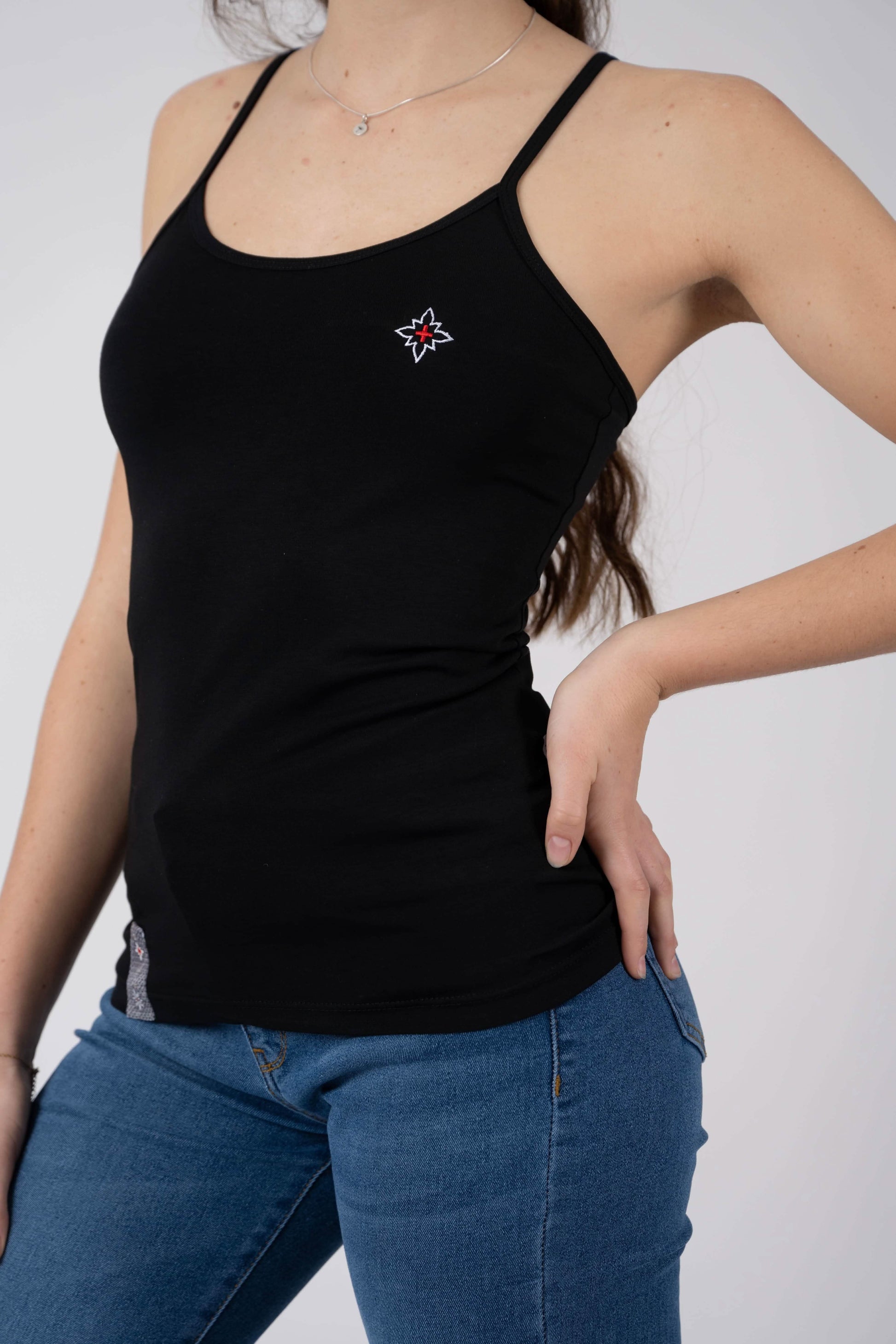 Damen Edelweiss Spaghetti-Top von Edelvetica, ein elegantes und sommerliches Kleidungsstück. Dieses Top zeichnet sich durch ein feines Edelweiss-Muster aus und bietet einen leichten und luftigen Tragekomfort. Ideal für warme Tage, kombiniert es schweizerische Tradition mit einem femininen und modernen Stil.