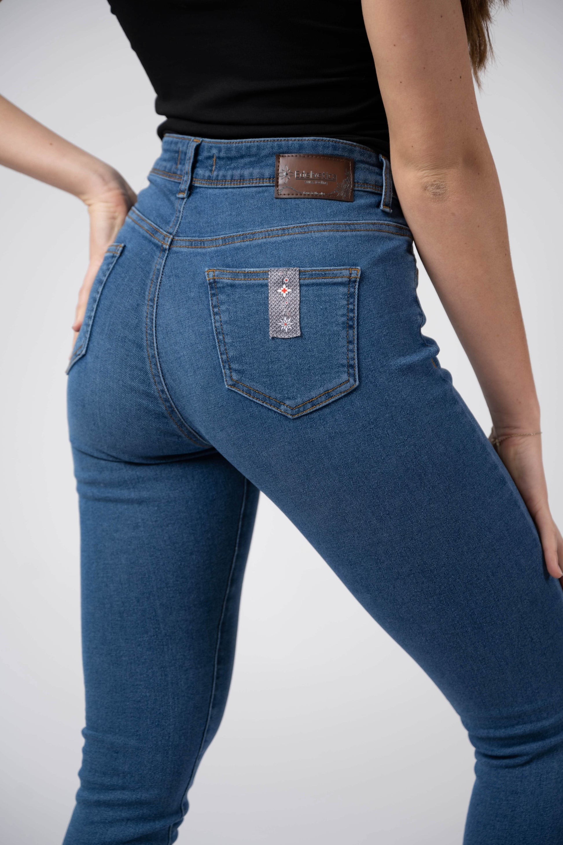 Damen Edelweiss Jeans von Edelvetica, eine modische und vielseitige Jeanshose. Charakterisiert durch einzigartige Edelweiss-Stickereien, die der Jeans eine besondere Note verleihen. Perfekt für einen lässig-eleganten Look, der Tradition und modernen Stil vereint.