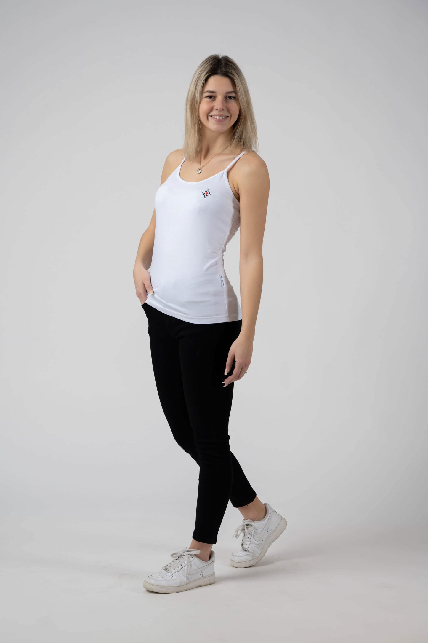 Damen Edelweiss Spaghetti-Top von Edelvetica, ein elegantes und sommerliches Kleidungsstück. Dieses Top zeichnet sich durch ein feines Edelweiss-Muster aus und bietet einen leichten und luftigen Tragekomfort. Ideal für warme Tage, kombiniert es schweizerische Tradition mit einem femininen und modernen Stil.