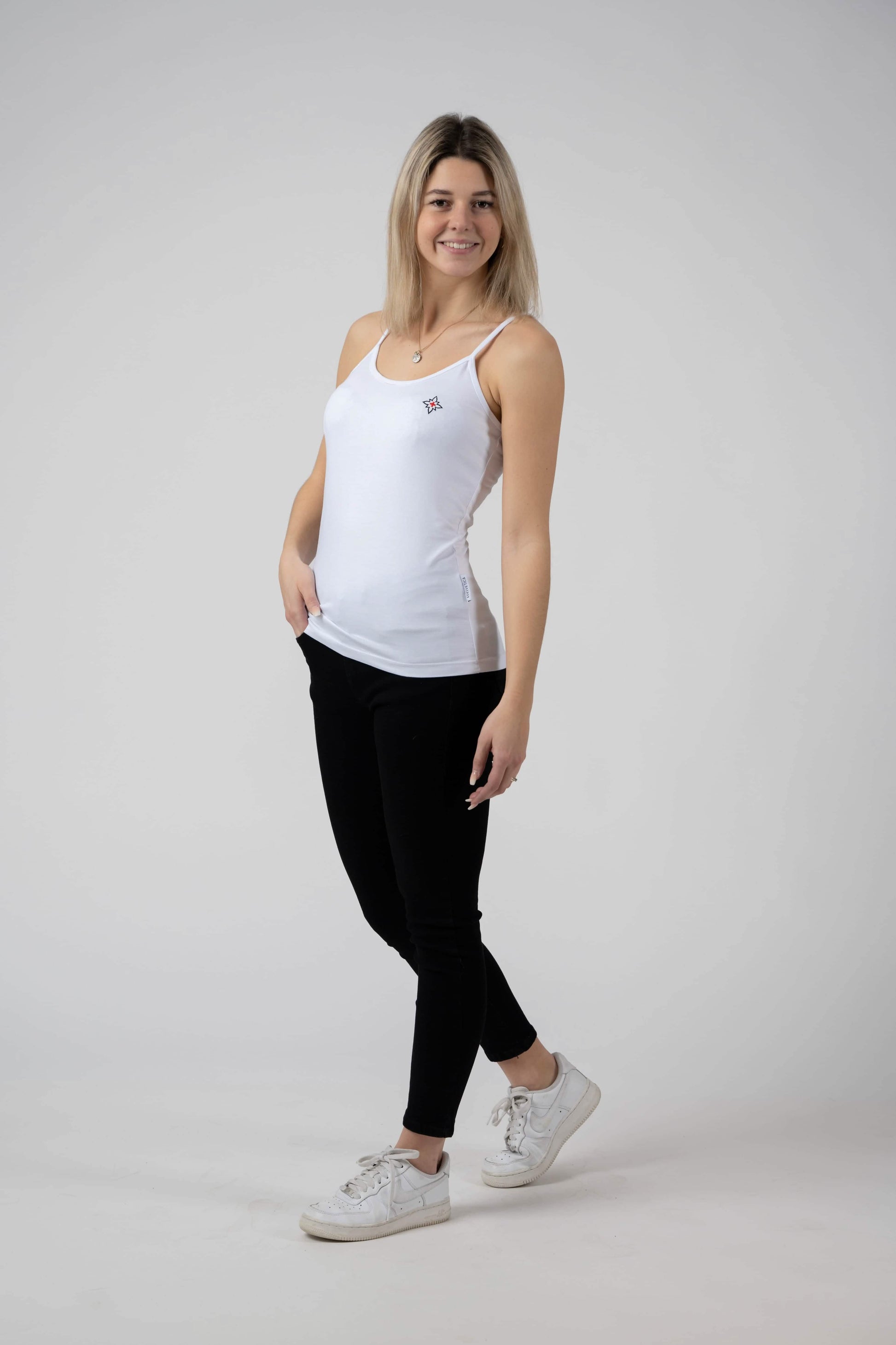 Damen Edelweiss Spaghetti-Top von Edelvetica, ein elegantes und sommerliches Kleidungsstück. Dieses Top zeichnet sich durch ein feines Edelweiss-Muster aus und bietet einen leichten und luftigen Tragekomfort. Ideal für warme Tage, kombiniert es schweizerische Tradition mit einem femininen und modernen Stil.