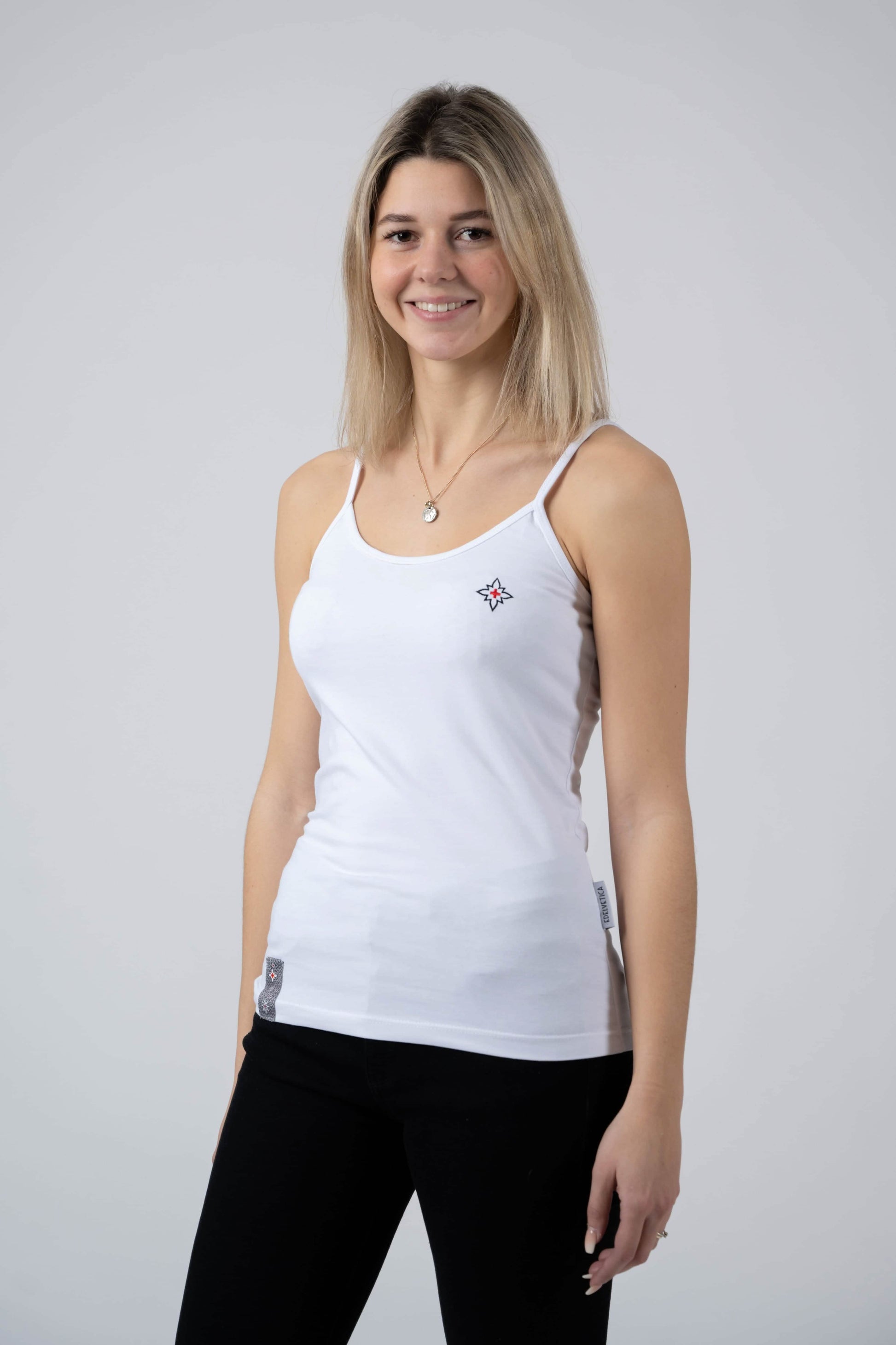 Damen Edelweiss Spaghetti-Top von Edelvetica, ein elegantes und sommerliches Kleidungsstück. Dieses Top zeichnet sich durch ein feines Edelweiss-Muster aus und bietet einen leichten und luftigen Tragekomfort. Ideal für warme Tage, kombiniert es schweizerische Tradition mit einem femininen und modernen Stil.
