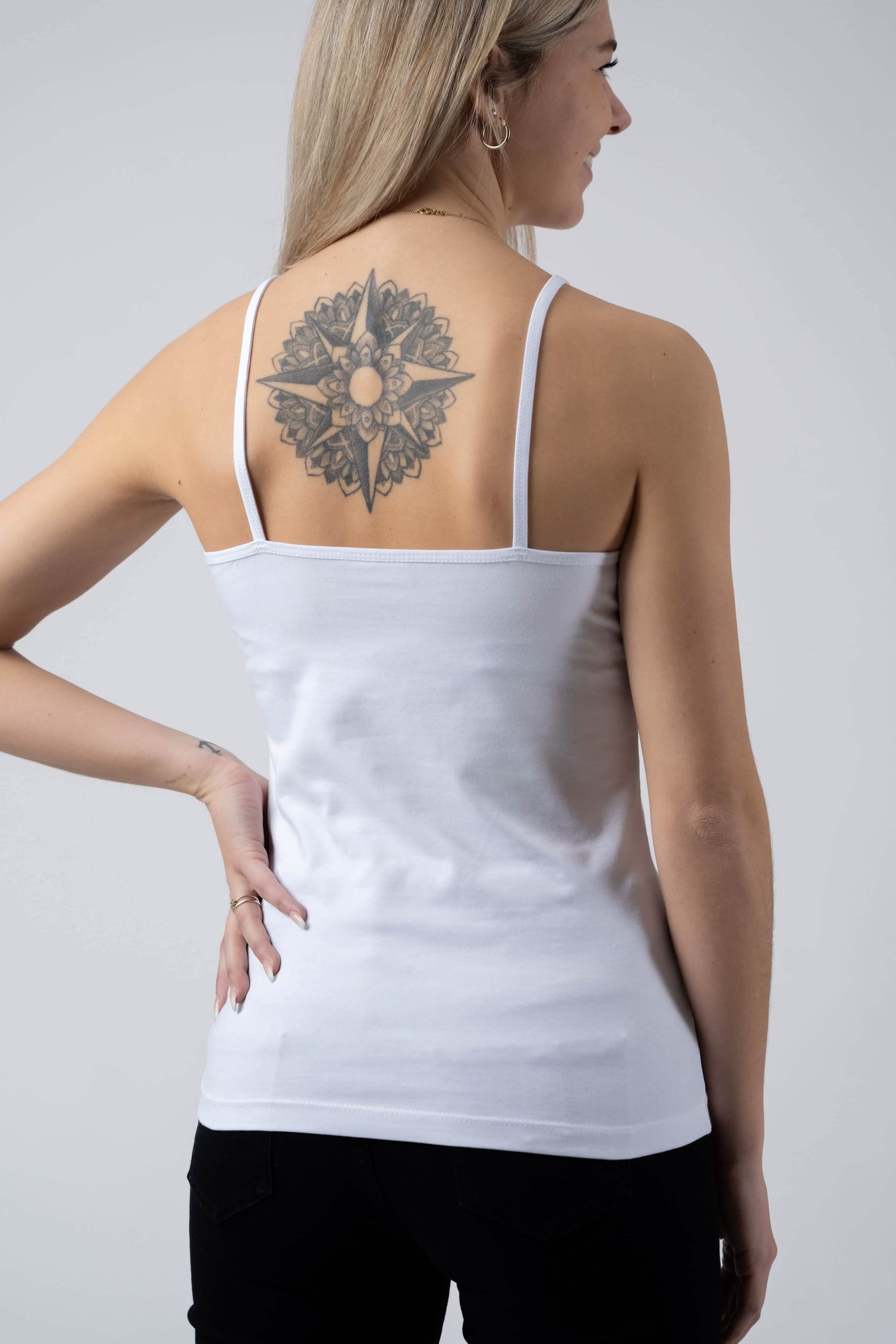 Damen Edelweiss Spaghetti-Top von Edelvetica, ein elegantes und sommerliches Kleidungsstück. Dieses Top zeichnet sich durch ein feines Edelweiss-Muster aus und bietet einen leichten und luftigen Tragekomfort. Ideal für warme Tage, kombiniert es schweizerische Tradition mit einem femininen und modernen Stil.