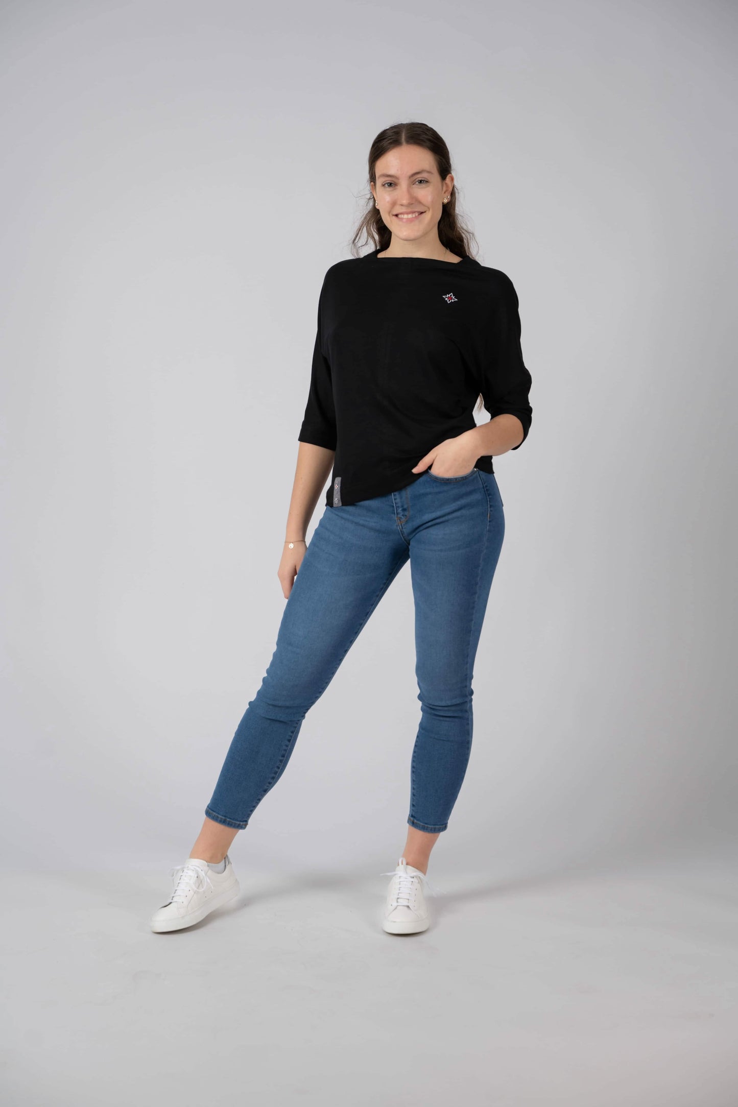 Damen Edelweiss Jeans von Edelvetica, eine modische und vielseitige Jeanshose. Charakterisiert durch einzigartige Edelweiss-Stickereien, die der Jeans eine besondere Note verleihen. Perfekt für einen lässig-eleganten Look, der Tradition und modernen Stil vereint.