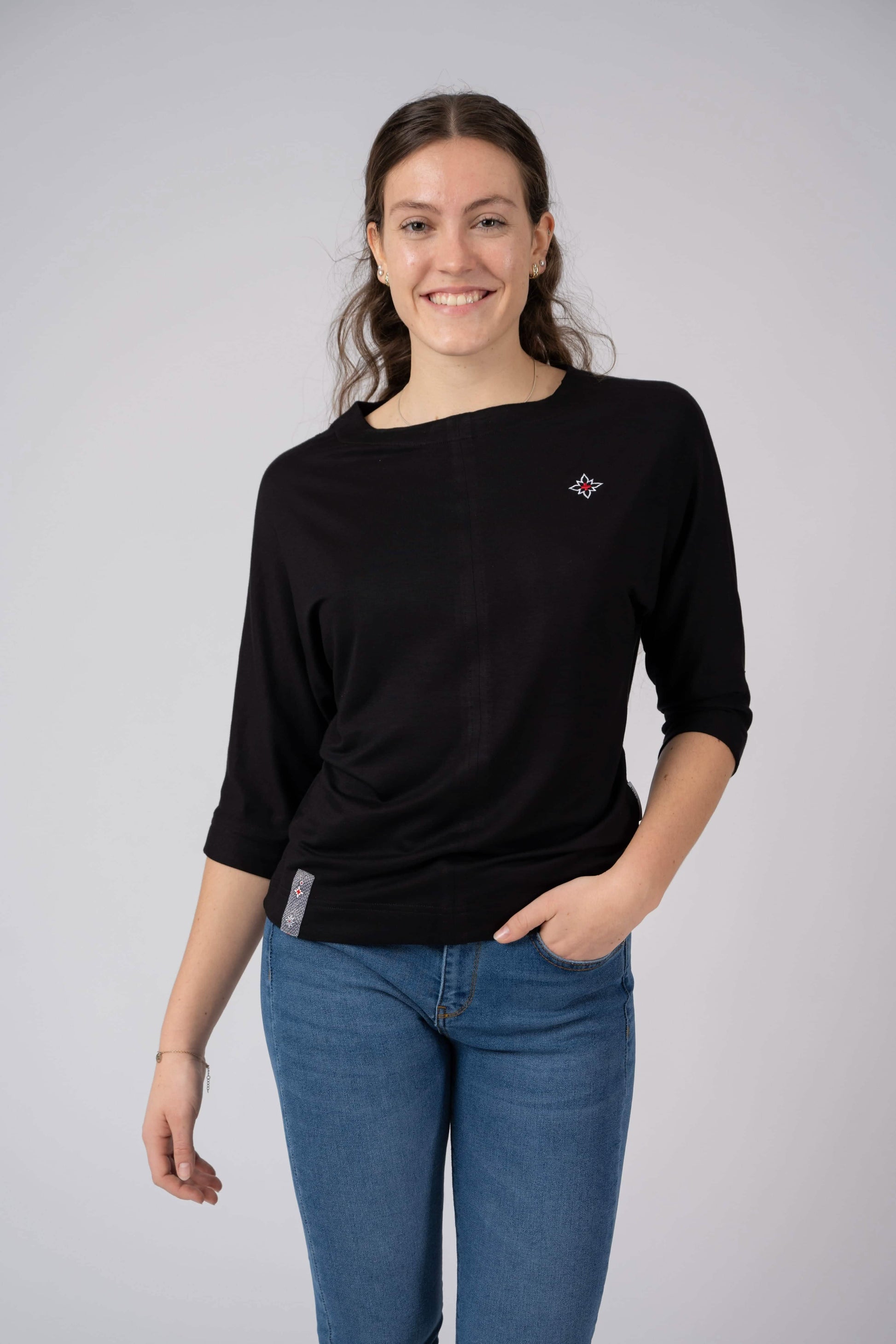 Damen Edelweiss Fledermaus-Shirt von Edelvetica, ein modisches und luftiges Oberteil. Das Shirt kennzeichnet sich durch seinen Fledermausärmel-Stil und ein elegantes Edelweiss-Muster, das Tradition und Modernität vereint. Ideal für einen entspannten, doch stilvollen Look, der sowohl Alltagskomfort als auch einzigartiges Design bietet.
