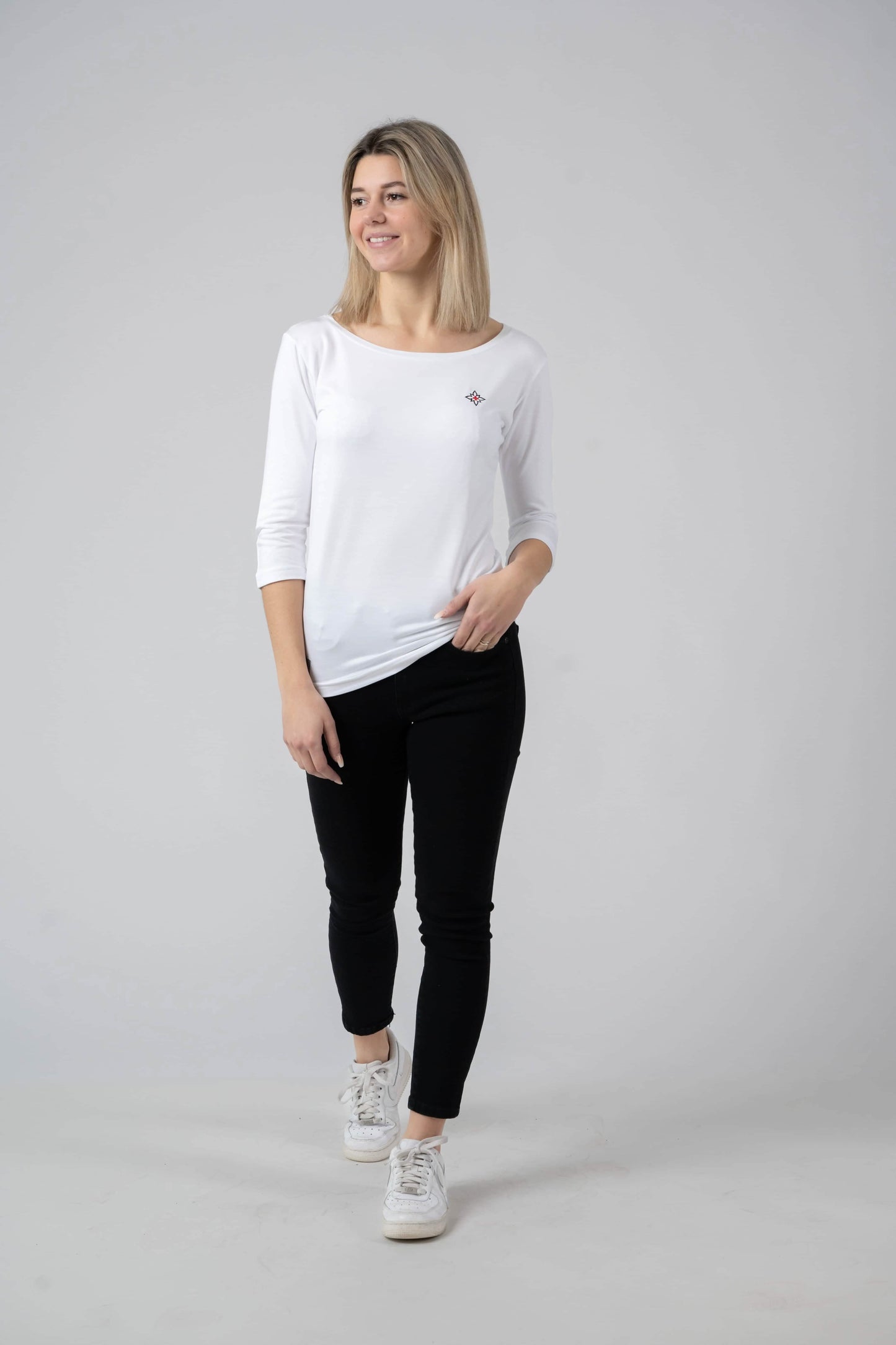 Edelvetica LangarmDamen Edelweiss Jeans von Edelvetica, eine modische und vielseitige Jeanshose. Charakterisiert durch einzigartige Edelweiss-Stickereien, die der Jeans eine besondere Note verleihen. Perfekt für einen lässig-eleganten Look, der Tradition und modernen Stil vereint.