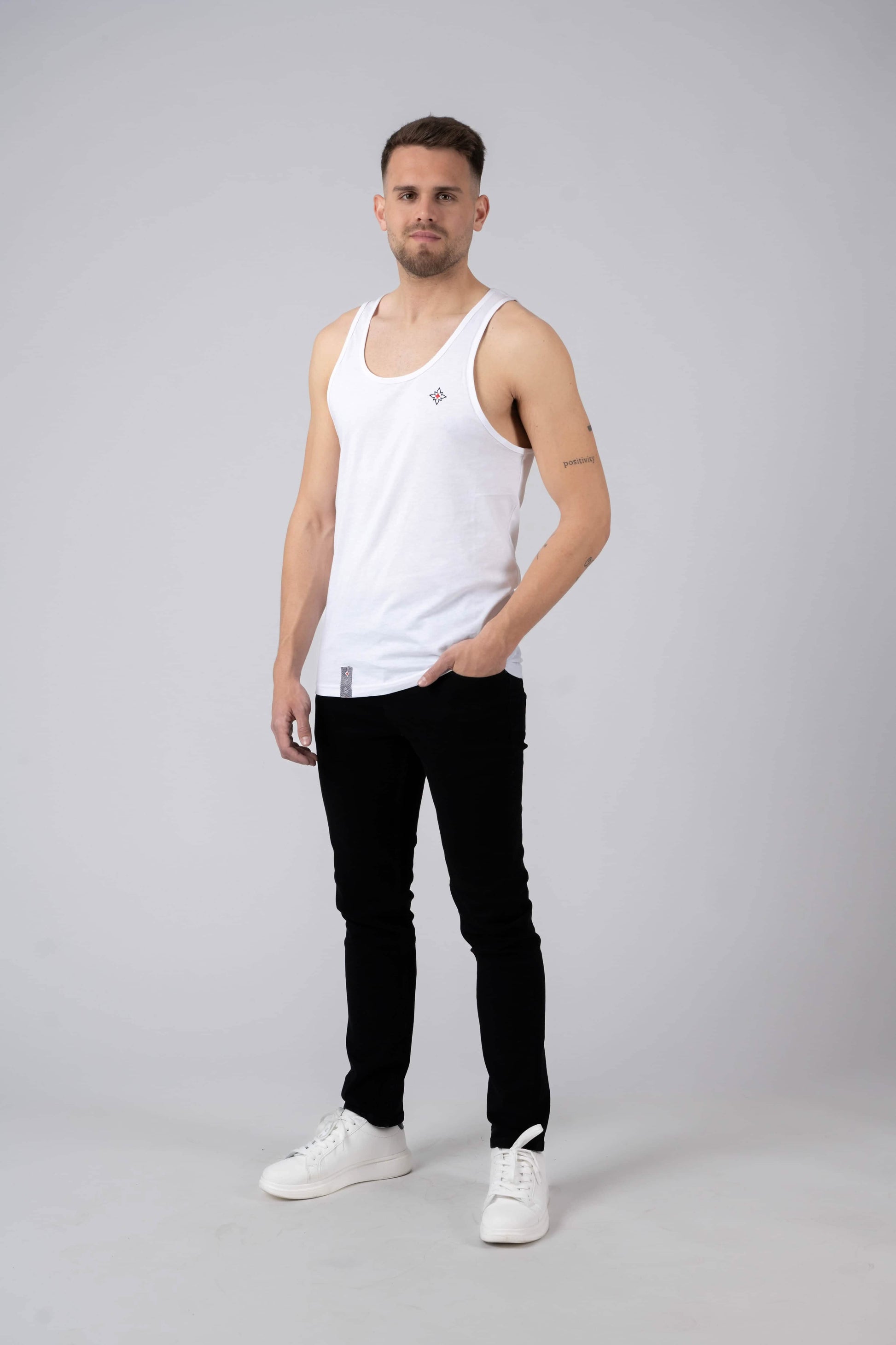 Herren Edelweiss Tank Top von Edelvetica, ein leichtes und stilvolles Oberteil. Dieses Tank Top zeichnet sich durch ein subtiles Edelweiss-Blumenmuster aus, das eine Verbindung zur Schweizer Kultur herstellt. Es ist perfekt für warme Tage und kombiniert Komfort mit einem Hauch von alpiner Eleganz.