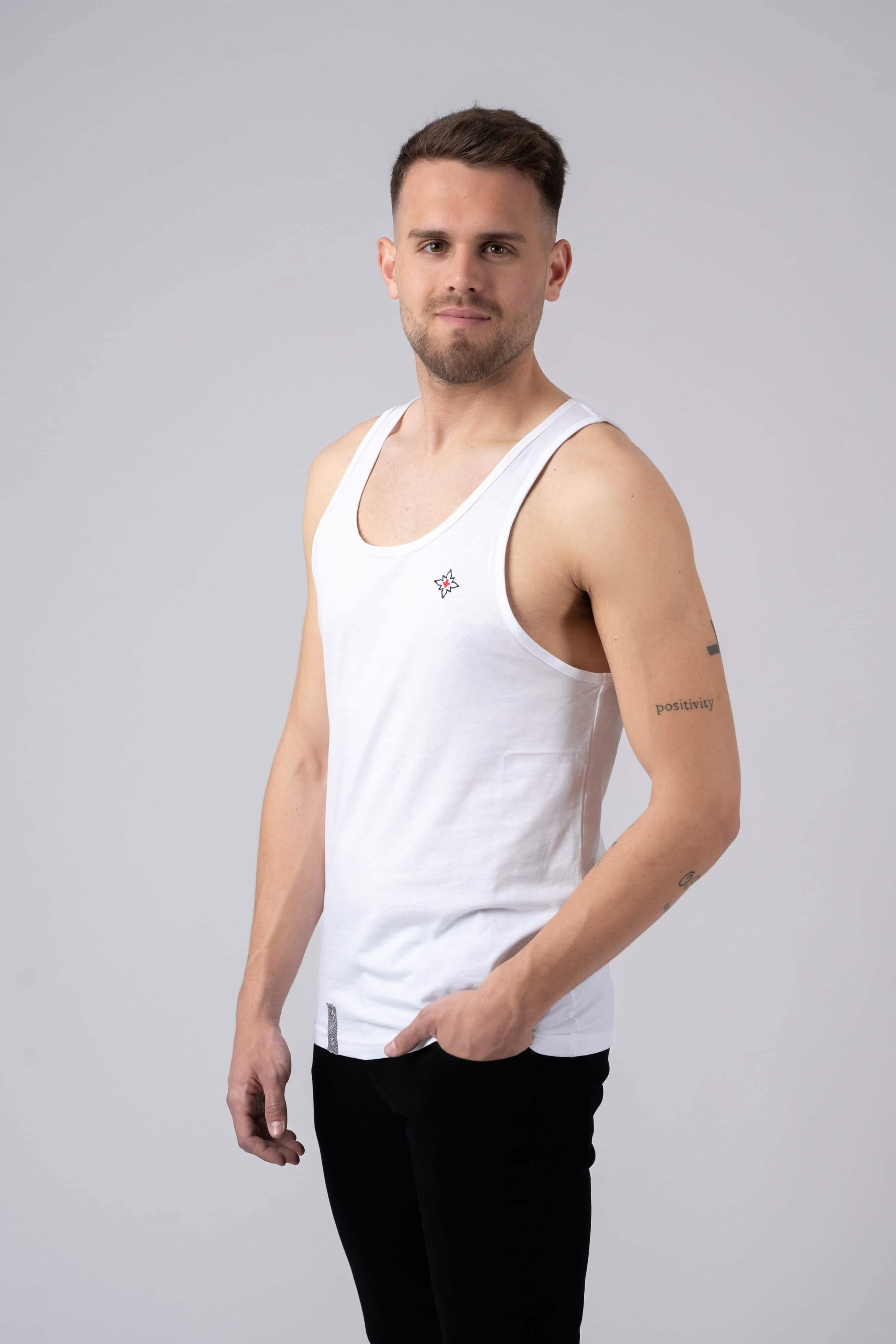 Herren Edelweiss Tank Top von Edelvetica, ein leichtes und stilvolles Oberteil. Dieses Tank Top zeichnet sich durch ein subtiles Edelweiss-Blumenmuster aus, das eine Verbindung zur Schweizer Kultur herstellt. Es ist perfekt für warme Tage und kombiniert Komfort mit einem Hauch von alpiner Eleganz.