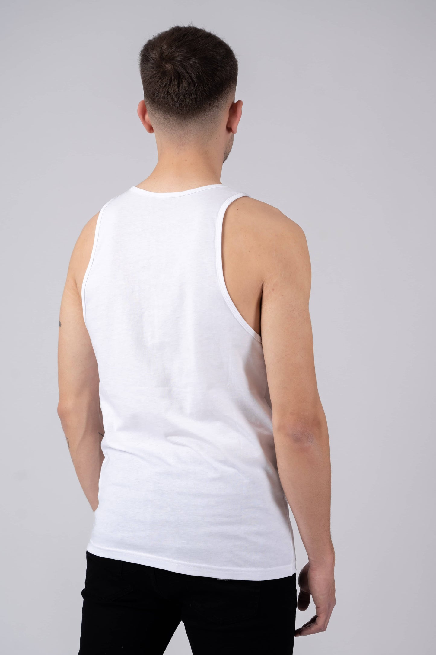 Herren Edelweiss Tank Top von Edelvetica, ein leichtes und stilvolles Oberteil. Dieses Tank Top zeichnet sich durch ein subtiles Edelweiss-Blumenmuster aus, das eine Verbindung zur Schweizer Kultur herstellt. Es ist perfekt für warme Tage und kombiniert Komfort mit einem Hauch von alpiner Eleganz.