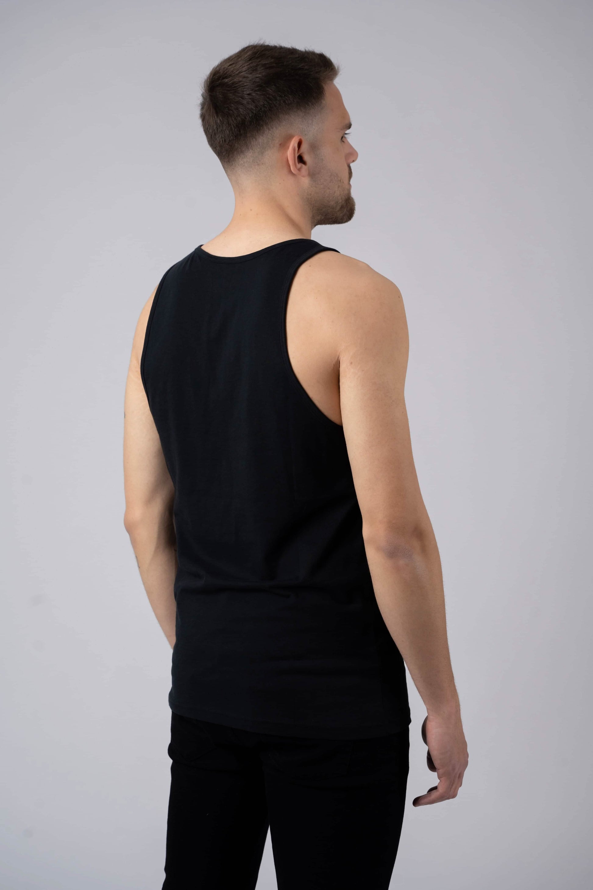 Herren Edelweiss Tank Top von Edelvetica, ein leichtes und stilvolles Oberteil. Dieses Tank Top zeichnet sich durch ein subtiles Edelweiss-Blumenmuster aus, das eine Verbindung zur Schweizer Kultur herstellt. Es ist perfekt für warme Tage und kombiniert Komfort mit einem Hauch von alpiner Eleganz.