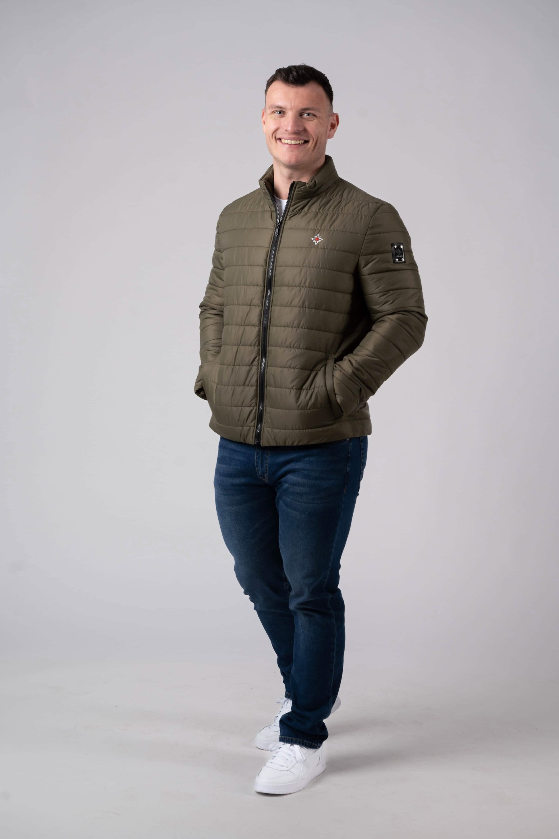 Herren Edelweiss Übergangsjacke von Edelvetica, eine elegante und funktionale Jacke. Sie zeichnet sich durch das charakteristische Edelweiss-Design aus, das stilvolle Akzente setzt. Ideal für die Übergangszeit, vereint die Jacke Komfort mit modischem Ausdruck und eignet sich perfekt für vielseitige Outfits.