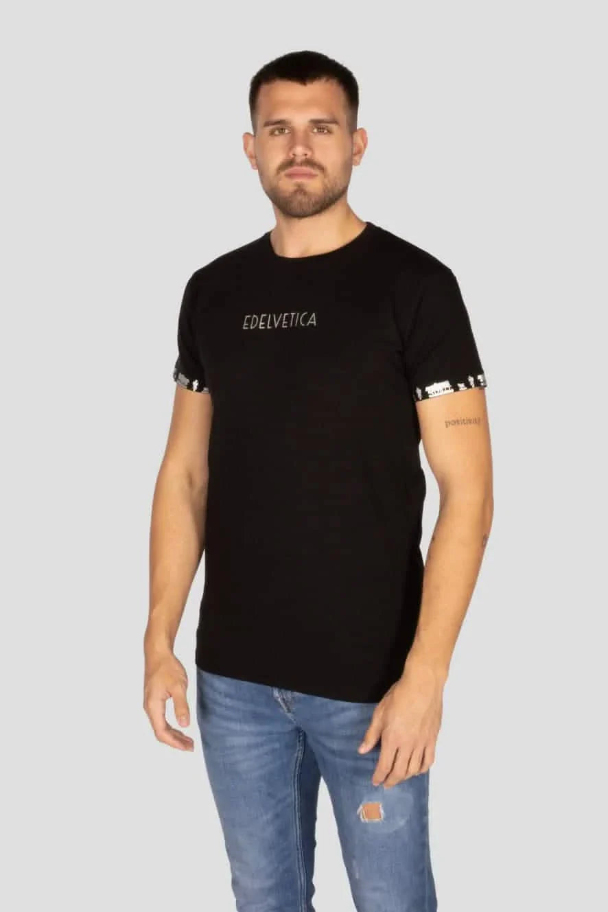 Herren Shirt 'Alpaufzug' von Edelvetica, das traditionelle Schweizer Kultur mit modernem Design verbindet. Das Shirt zeigt eine Darstellung des Alpaufzugs, einem traditionellen Schweizer Ereignis, das den Beginn des Alpsommers markiert. Es kombiniert Komfort und Stil, ideal für alltägliche oder besondere Anlässe.