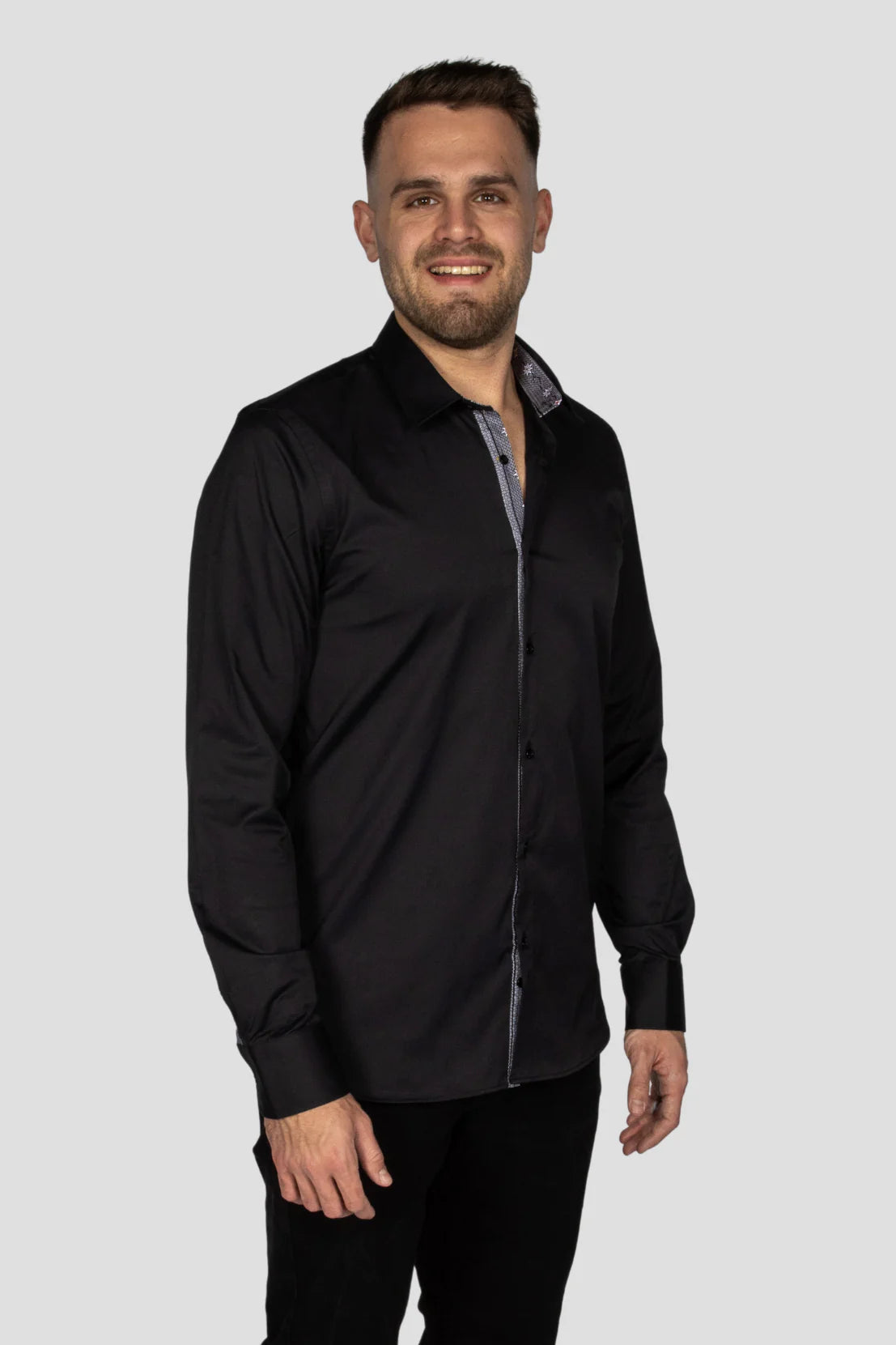 Herren Edelweiss Hemd von Edelvetica, elegant und traditionell gestaltet. Das Hemd zeichnet sich durch ein feines Edelweiss-Muster aus, das einen Hauch von alpiner Eleganz verleiht. Es ist ideal für Anlässe, bei denen eine Kombination aus klassischem Stil und modischer Raffinesse gefragt ist.