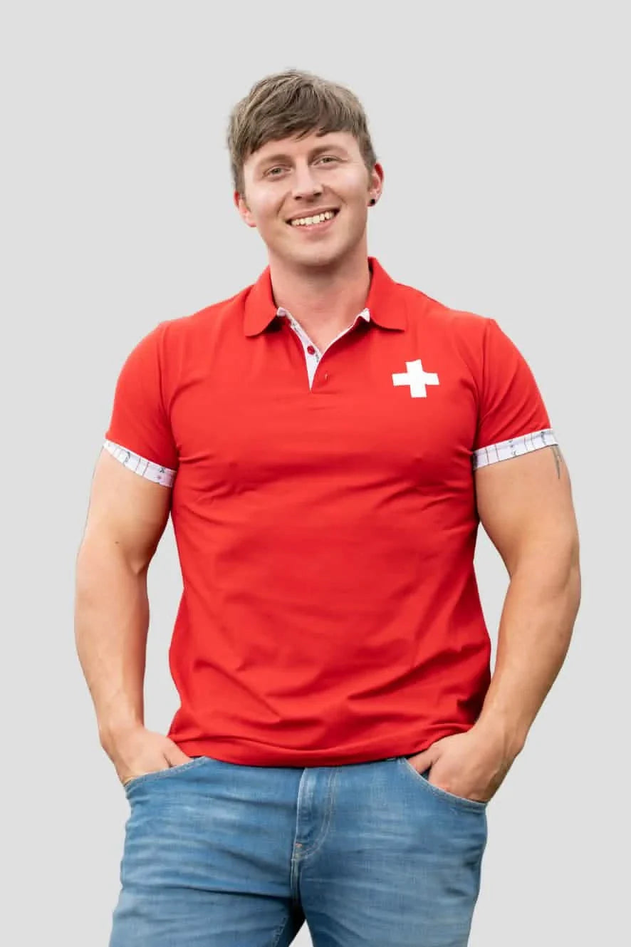 Herren Edelweiss-Polo mit Schweizer Kreuz von Edelvetica, ein einzigartiges und stilvolles Kleidungsstück. Dieses Polo Shirt kombiniert das traditionelle Edelweiss-Motiv mit dem Schweizer Kreuz, was eine besondere kulturelle Bedeutung in der Schweizer Tradition symbolisiert. Ideal für Herren, die Wert auf eine Kombination aus Mode und kultureller Ausdruckskraft legen.