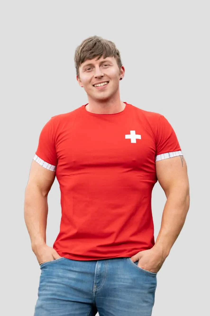 Herren Edelweiss-Shirt mit Schweizer Kreuz von Edelvetica, ein einzigartiges und stilvolles Kleidungsstück. Dieses Shirt kombiniert das traditionelle Edelweiss-Motiv mit dem Schweizer Kreuz, was eine besondere kulturelle Bedeutung in der Schweizer Tradition symbolisiert. Ideal für Herren, die Wert auf eine Kombination aus Mode und kultureller Ausdruckskraft legen.
