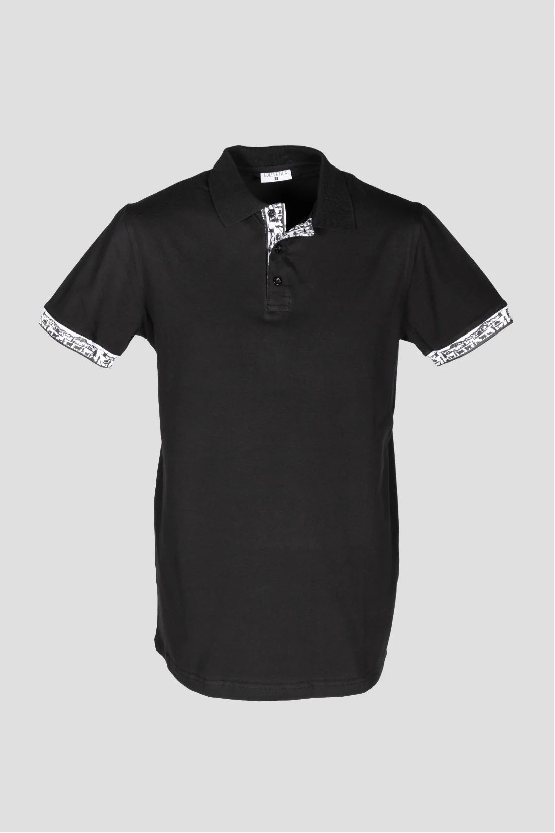 Herren Scherenschnitt Polo-Shirt von Edelvetica, gekennzeichnet durch einzigartige Scherenschnitt-Details am Kragen und den Armabschlüssen. Dieses elegante Polo-Shirt verbindet traditionelle Schweizer Kunst mit modernem Stil und bietet eine stilvolle Option für diverse Anlässe. Perfekt für eine anspruchsvolle Garderobe, die traditionelle Elemente und zeitgenössische Mode vereint.