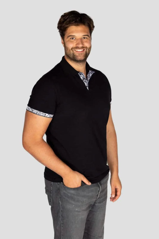 Herren Scherenschnitt Polo-Shirt von Edelvetica, gekennzeichnet durch einzigartige Scherenschnitt-Details am Kragen und den Armabschlüssen. Dieses elegante Polo-Shirt verbindet traditionelle Schweizer Kunst mit modernem Stil und bietet eine stilvolle Option für diverse Anlässe. Perfekt für eine anspruchsvolle Garderobe, die traditionelle Elemente und zeitgenössische Mode vereint.