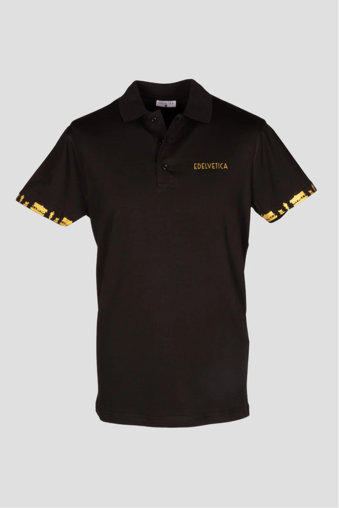 Herren Polo-Shirt 'Alpaufzug' von Edelvetica, das traditionelle Schweizer Motive mit modernem Poloshirt-Design kombiniert. Das Shirt zeigt eine detailreiche Darstellung des Alpaufzugs, einem kulturell bedeutsamen Ereignis in der Schweiz. Es ist ideal für einen lässigen, doch kulturell inspirierten Look, der sowohl Alltagstauglichkeit als auch ein einzigartiges Designelement bietet.