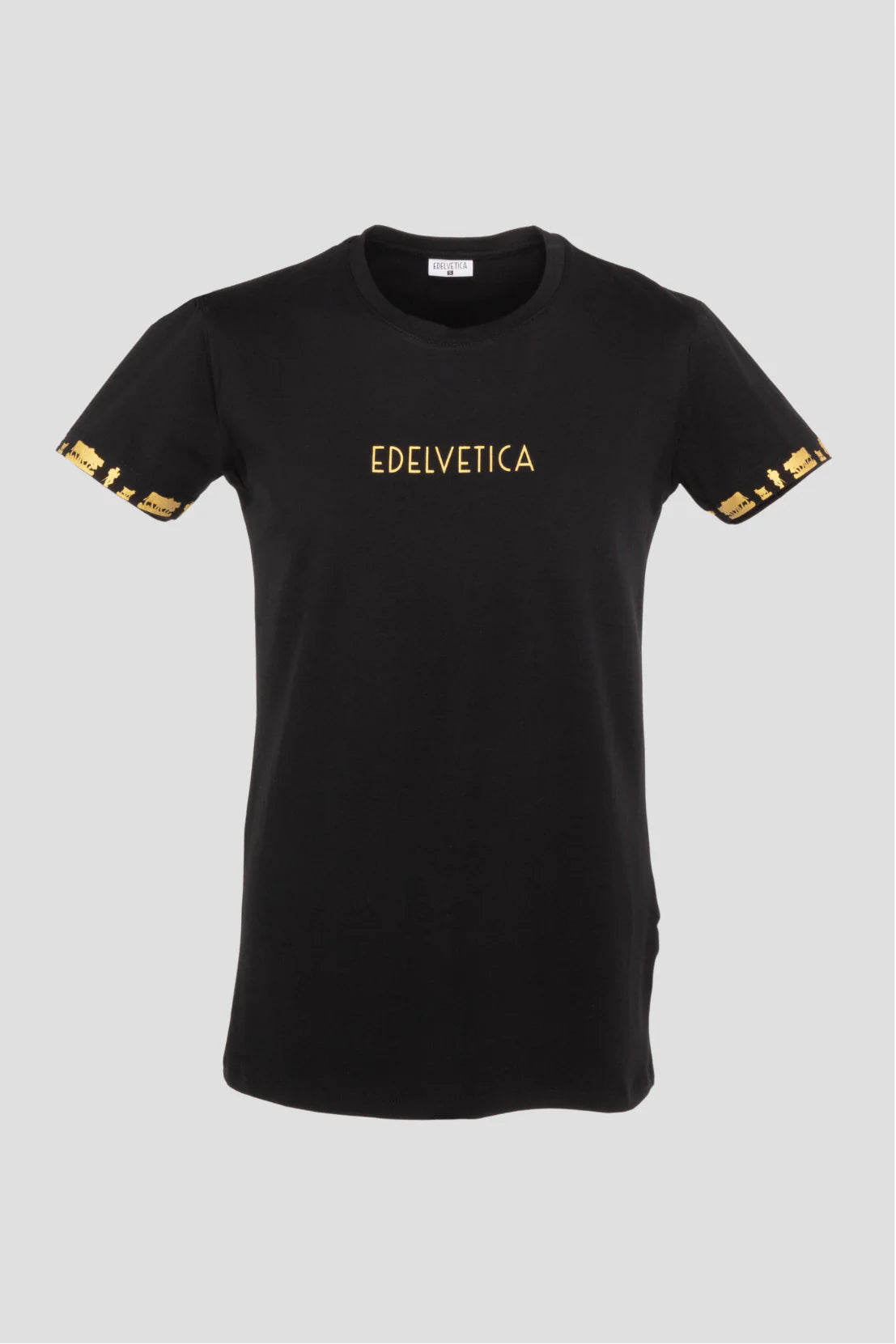 Herren Shirt 'Alpaufzug' von Edelvetica, das traditionelle Schweizer Kultur mit modernem Design verbindet. Das Shirt zeigt eine Darstellung des Alpaufzugs, einem traditionellen Schweizer Ereignis, das den Beginn des Alpsommers markiert. Es kombiniert Komfort und Stil, ideal für alltägliche oder besondere Anlässe.