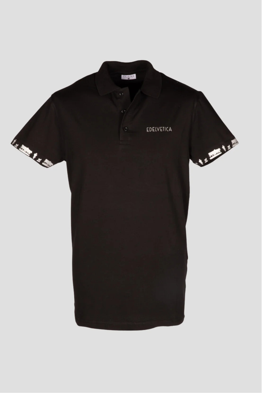 Herren Polo-Shirt 'Alpaufzug' von Edelvetica, das traditionelle Schweizer Motive mit modernem Poloshirt-Design kombiniert. Das Shirt zeigt eine detailreiche Darstellung des Alpaufzugs, einem kulturell bedeutsamen Ereignis in der Schweiz. Es ist ideal für einen lässigen, doch kulturell inspirierten Look, der sowohl Alltagstauglichkeit als auch ein einzigartiges Designelement bietet.