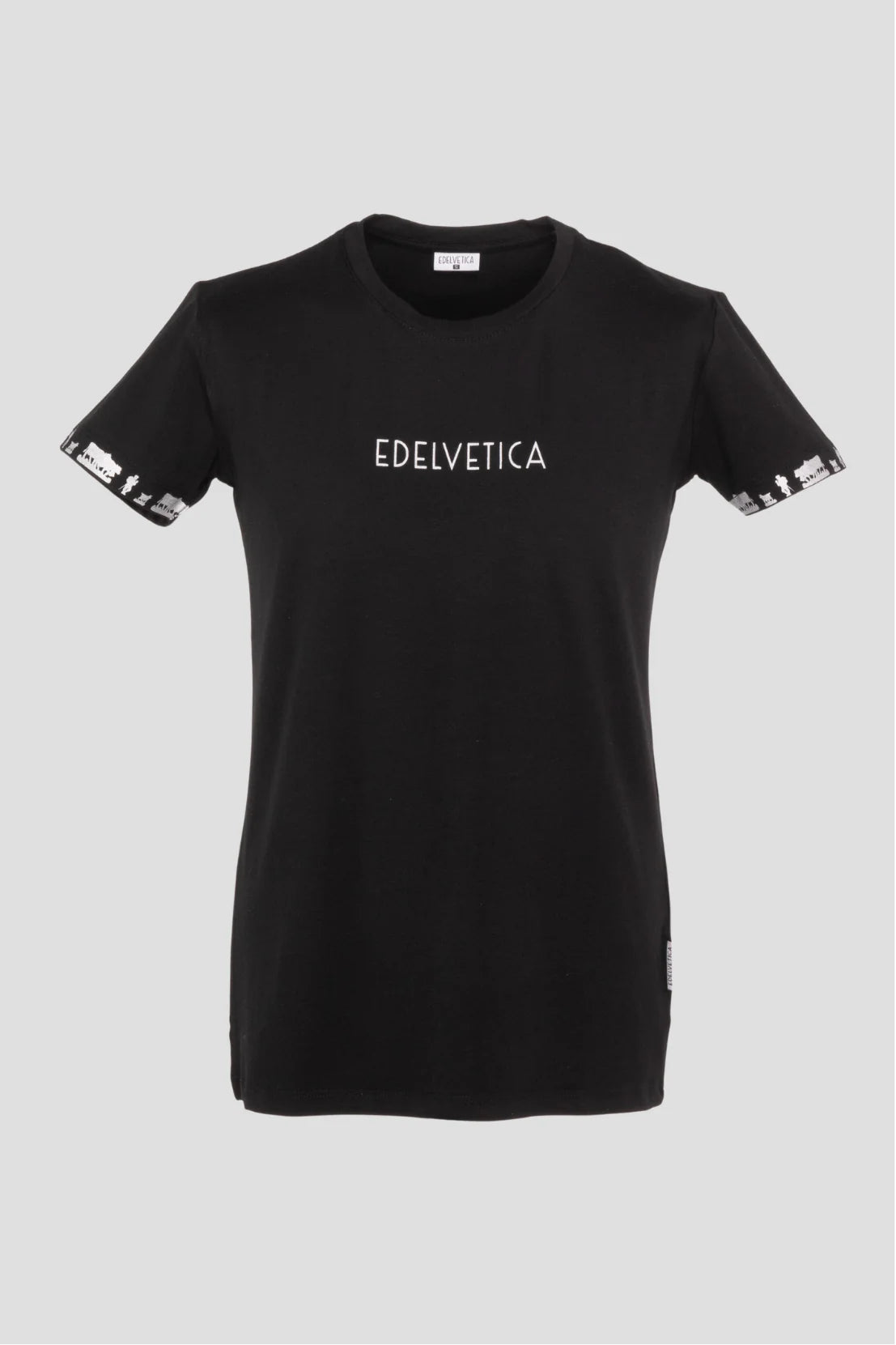 Herren Shirt 'Alpaufzug' von Edelvetica, das traditionelle Schweizer Kultur mit modernem Design verbindet. Das Shirt zeigt eine Darstellung des Alpaufzugs, einem traditionellen Schweizer Ereignis, das den Beginn des Alpsommers markiert. Es kombiniert Komfort und Stil, ideal für alltägliche oder besondere Anlässe.