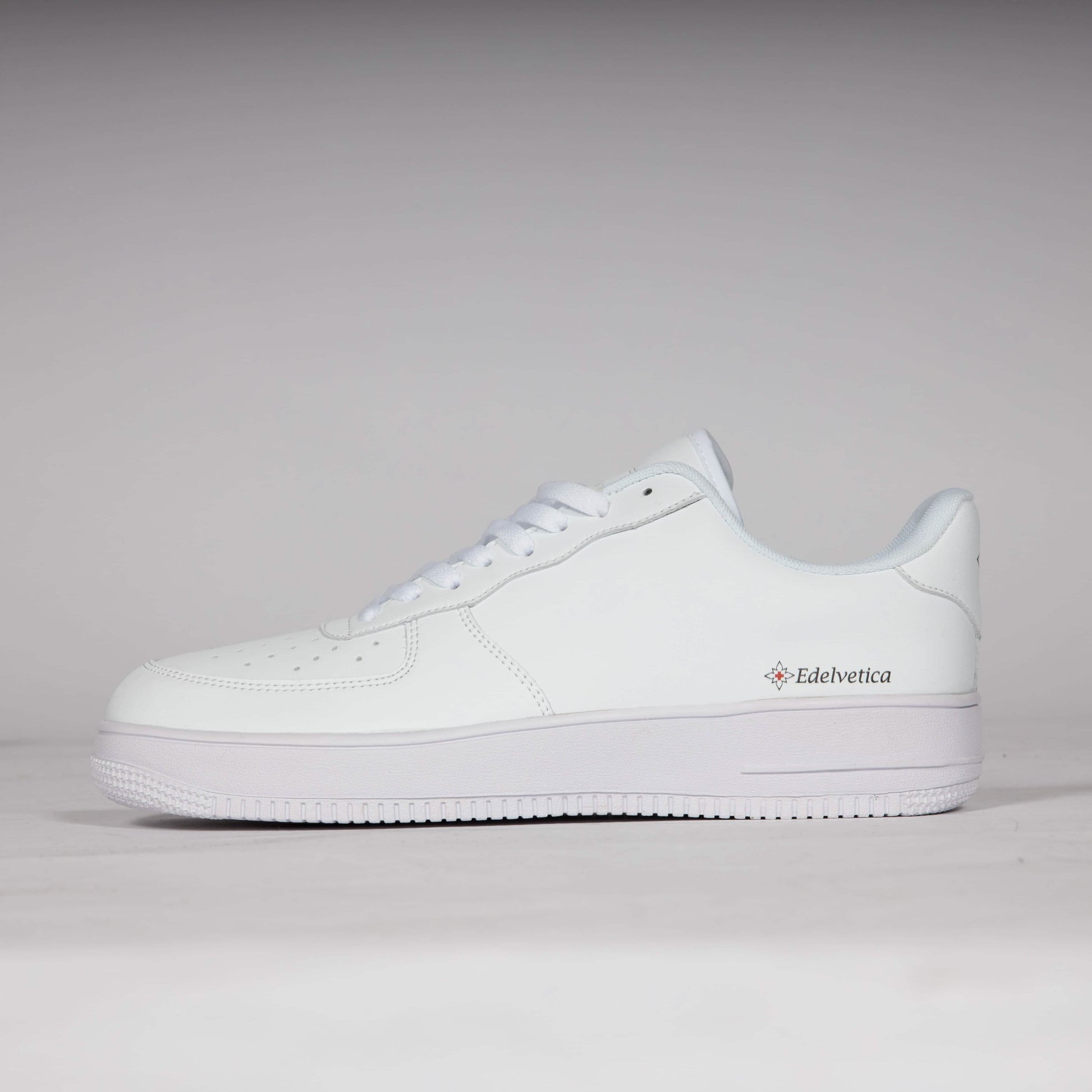 Edelvetica Sneaker, ein modischer und bequemer Schuh für den Alltag. Diese Sneaker kombinieren ein schlichtes und elegantes Design mit Funktionalität, ideal für alle Stilbewussten. Sie sind perfekt für einen lässigen, aber dennoch stilvollen Look, der zu verschiedenen Anlässen passt.