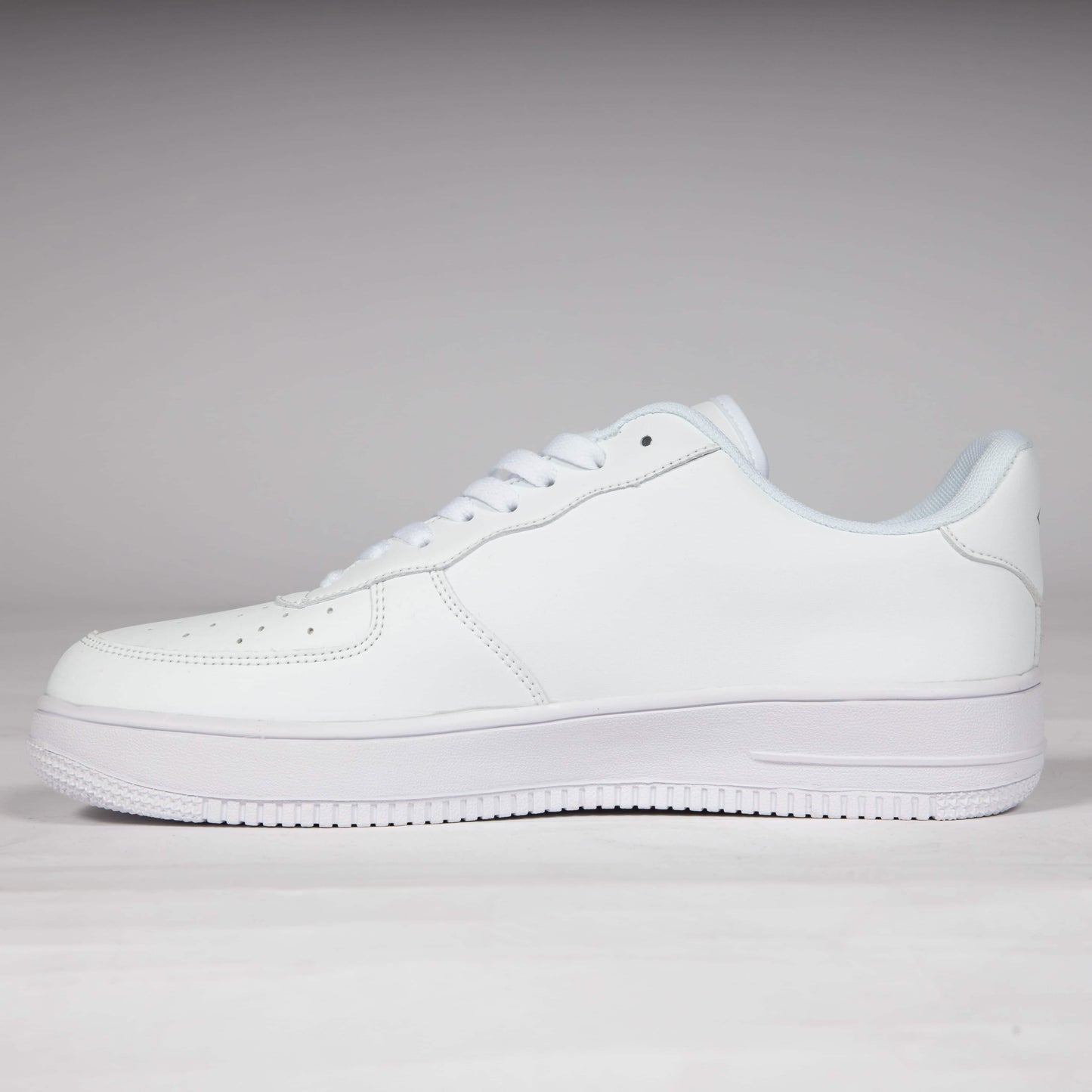 Edelvetica Sneaker, ein modischer und bequemer Schuh für den Alltag. Diese Sneaker kombinieren ein schlichtes und elegantes Design mit Funktionalität, ideal für alle Stilbewussten. Sie sind perfekt für einen lässigen, aber dennoch stilvollen Look, der zu verschiedenen Anlässen passt.