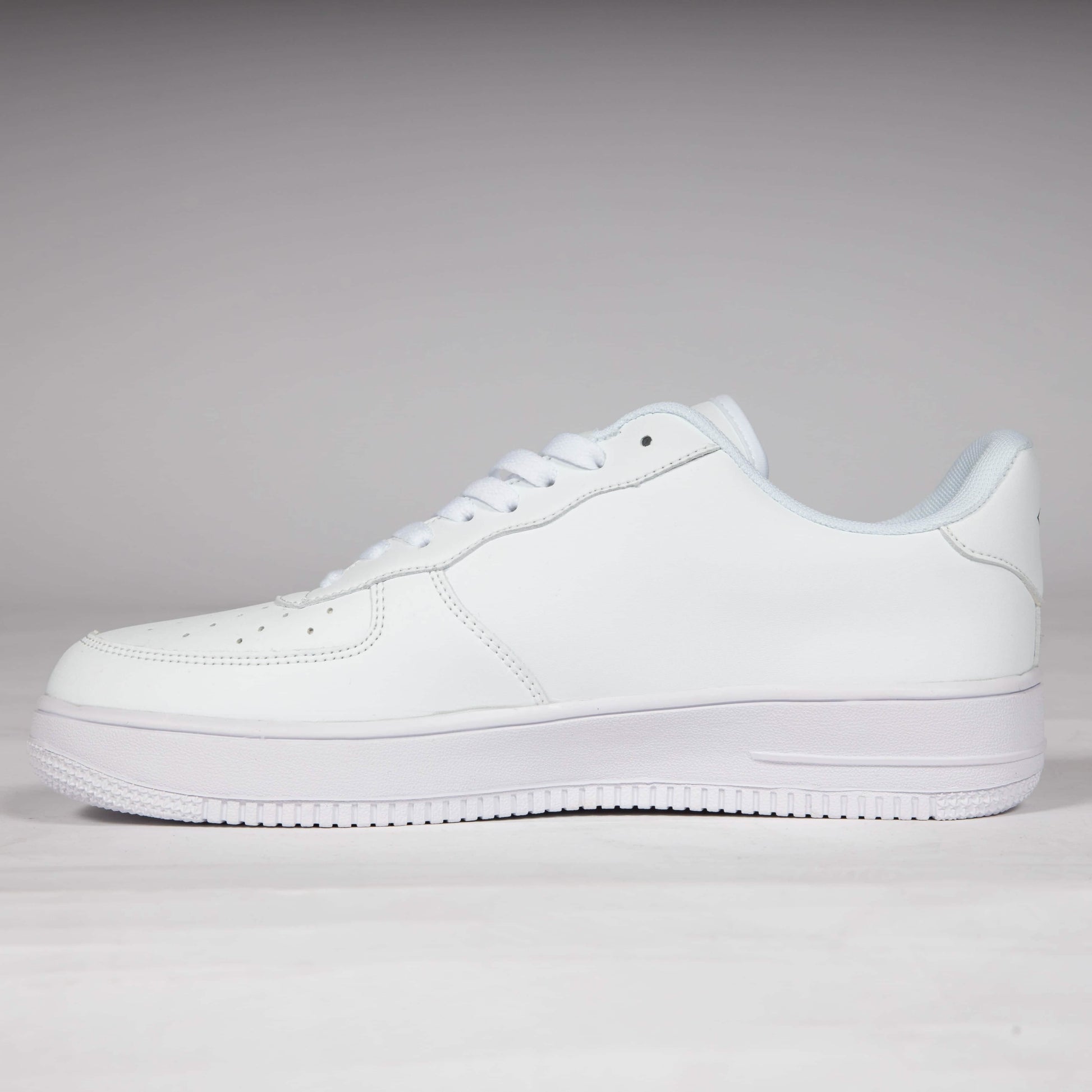 Edelvetica Sneaker, ein modischer und bequemer Schuh für den Alltag. Diese Sneaker kombinieren ein schlichtes und elegantes Design mit Funktionalität, ideal für alle Stilbewussten. Sie sind perfekt für einen lässigen, aber dennoch stilvollen Look, der zu verschiedenen Anlässen passt.