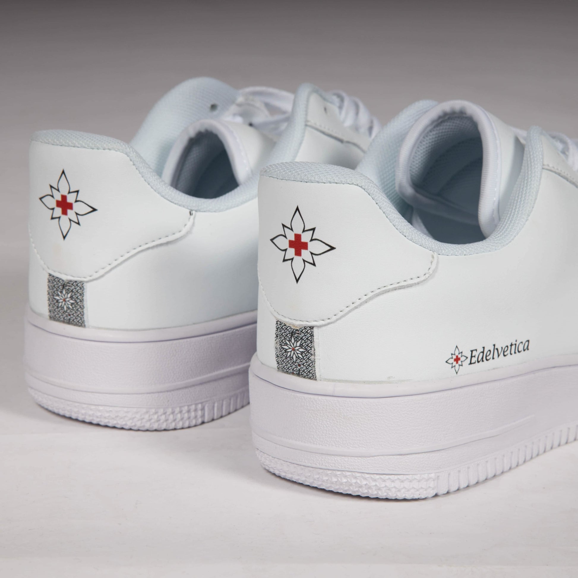 Edelvetica Sneaker, ein modischer und bequemer Schuh für den Alltag. Diese Sneaker kombinieren ein schlichtes und elegantes Design mit Funktionalität, ideal für alle Stilbewussten. Sie sind perfekt für einen lässigen, aber dennoch stilvollen Look, der zu verschiedenen Anlässen passt.